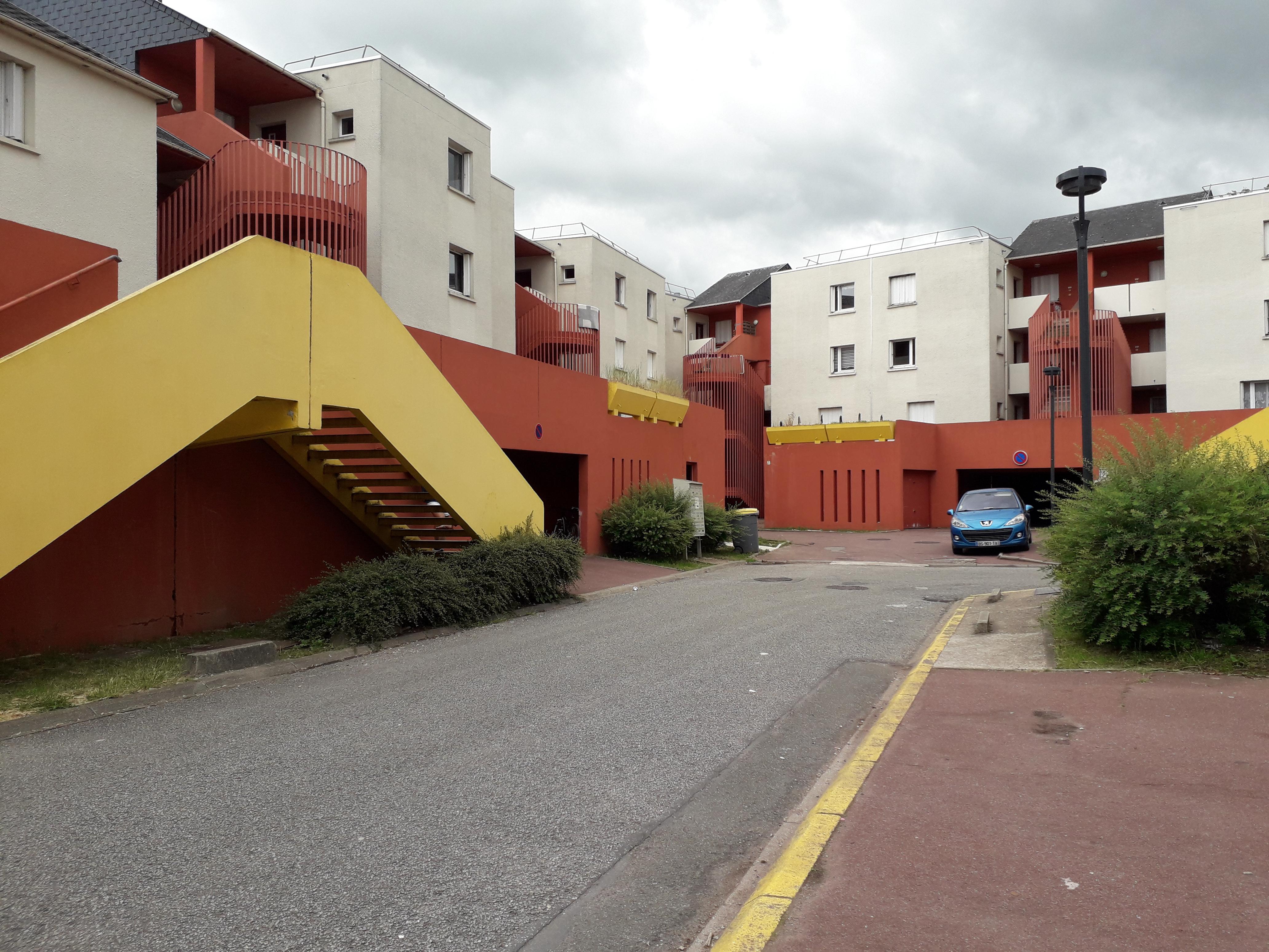 Garage fermé rez-de-chaussée couvert