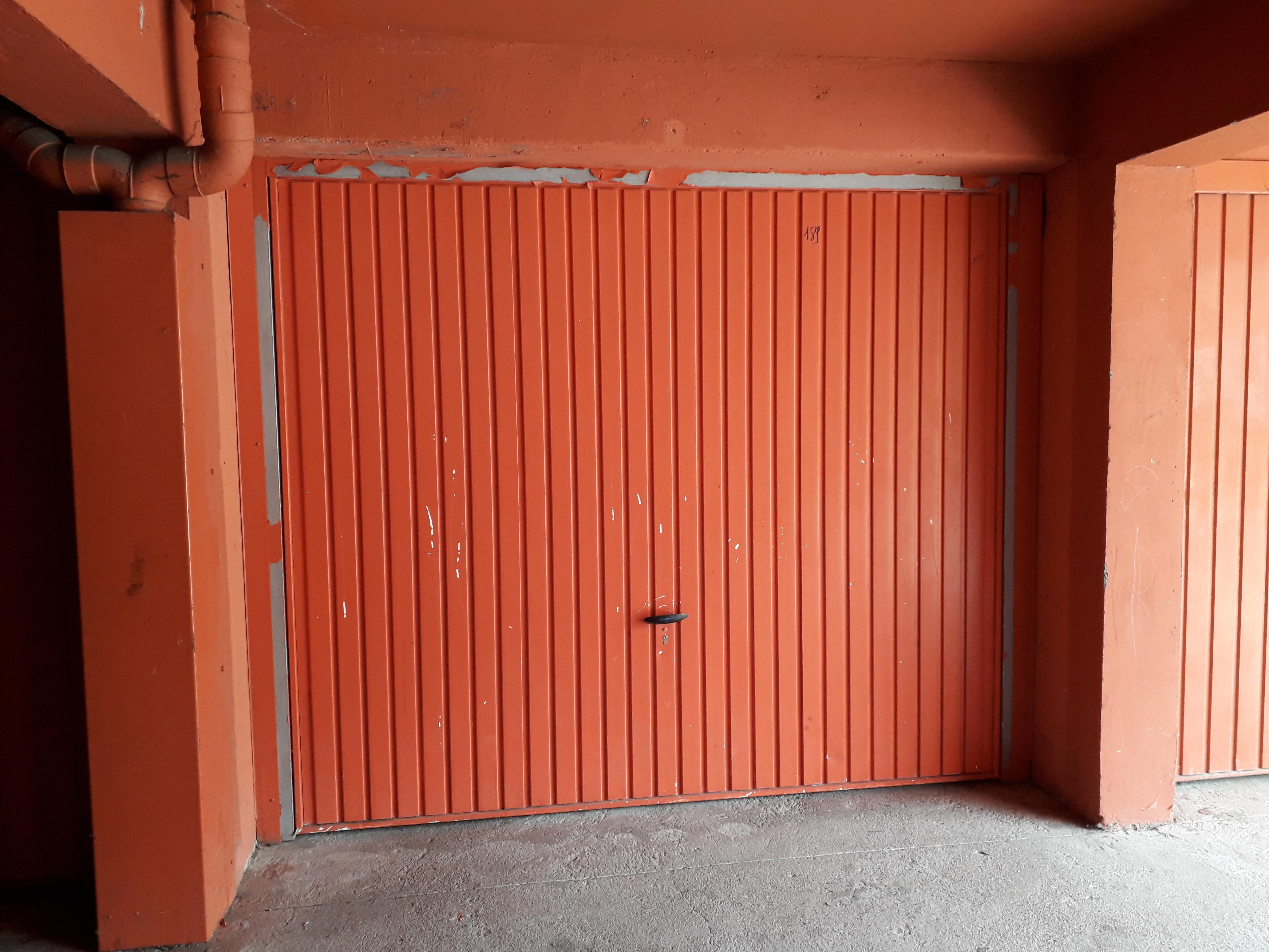 Garage en rez-de-chaussée couvert à Val-de-Reuil