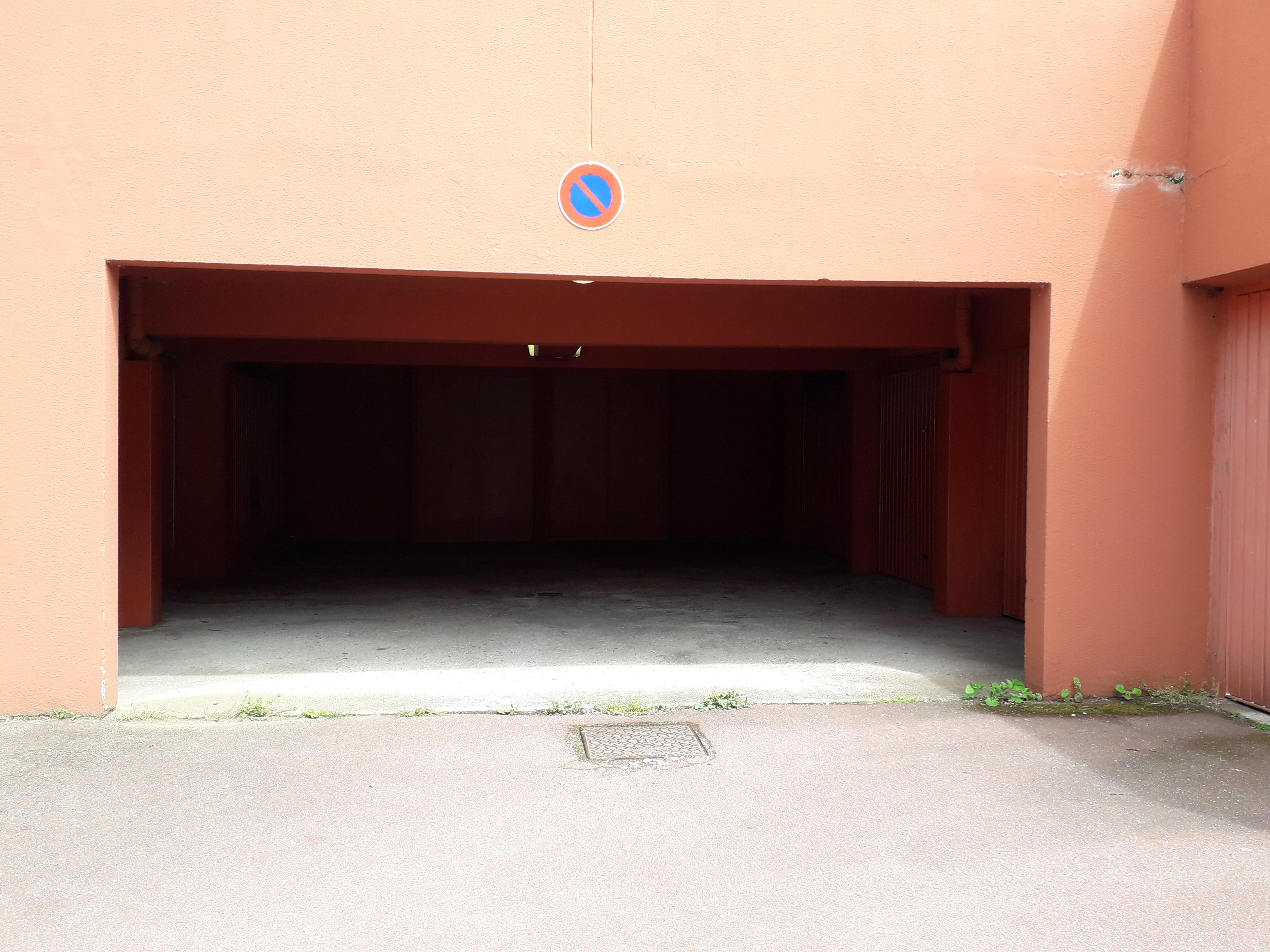 Garage en rez-de-chaussée couvert à Val-de-Reuil
