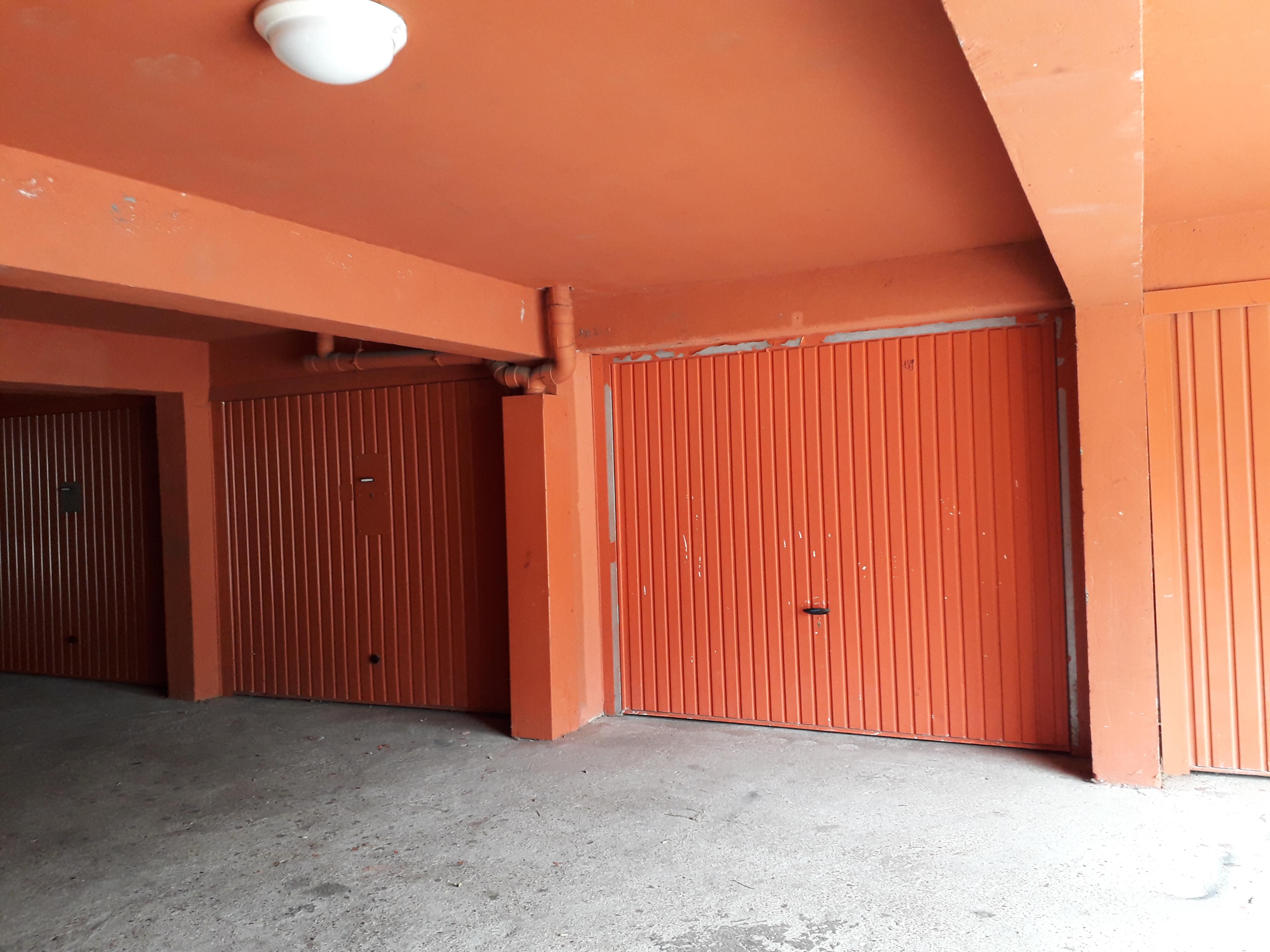 Garage en rez-de-chaussée couvert à Val-de-Reuil