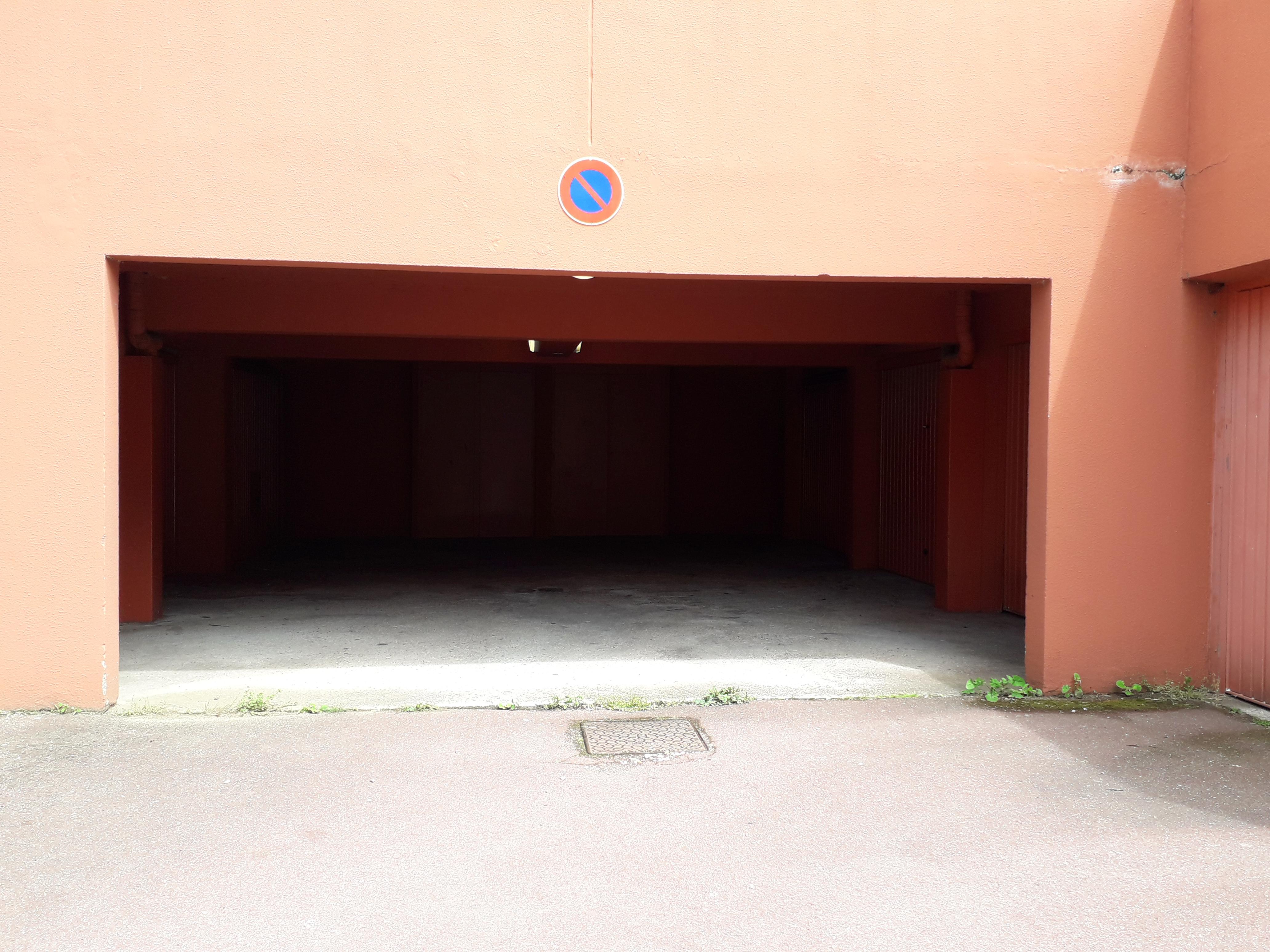 Garage en rez-de-chaussée couvert à Val-de-Reuil