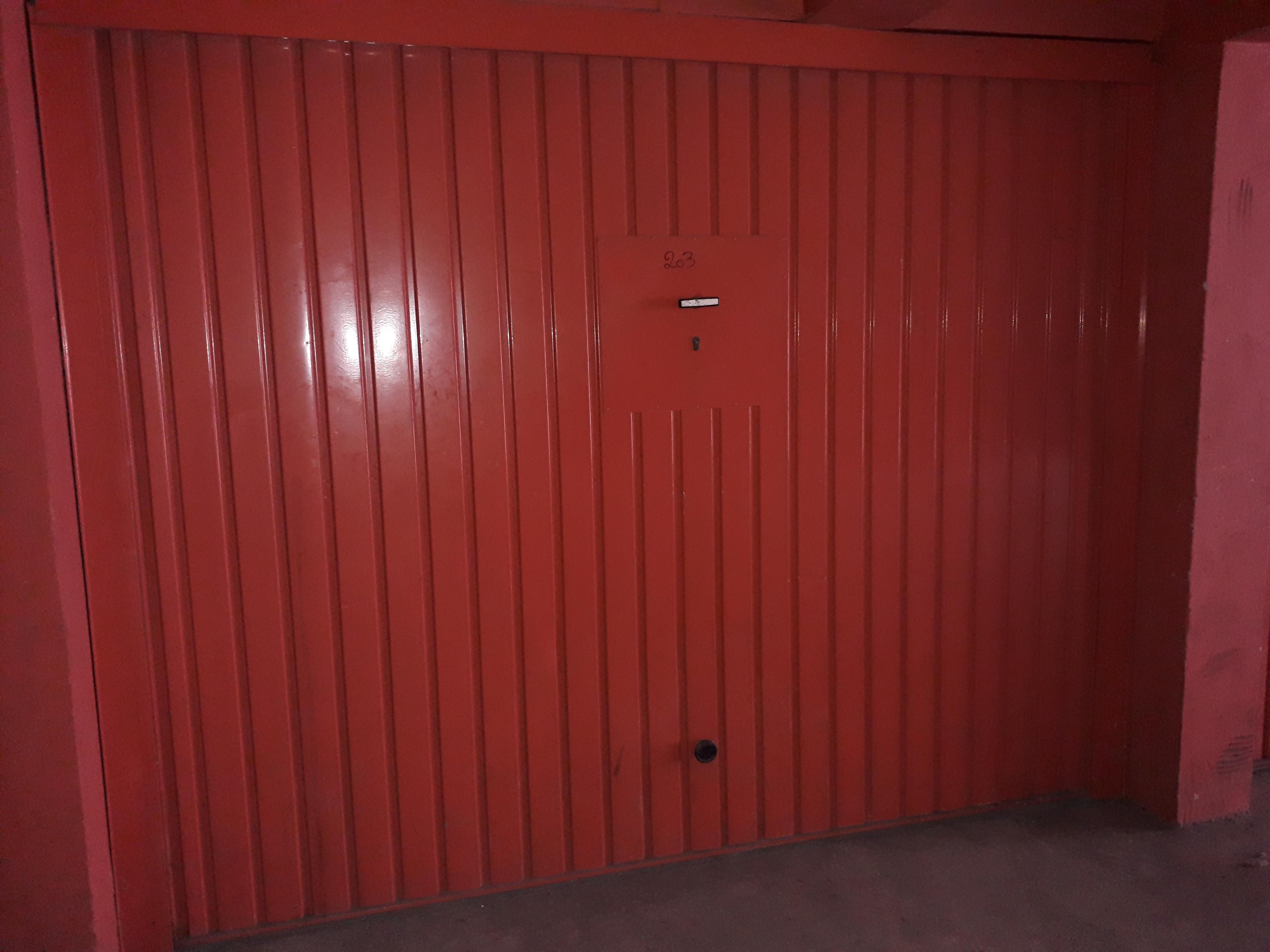 Garage en rez-de-chaussée couvert  à Val-de-Reuil