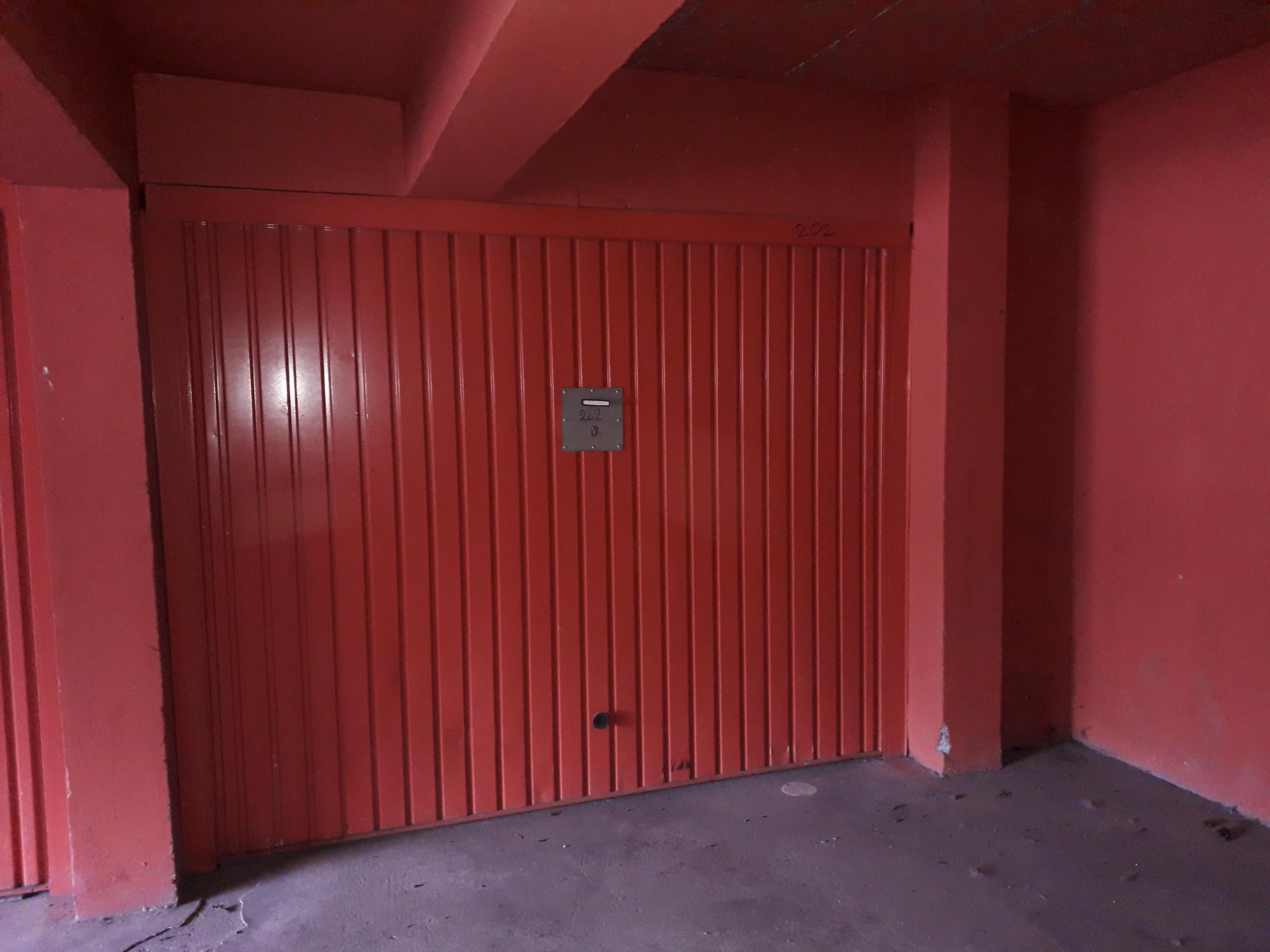Garage en rez-de-chaussée couvert  à Val-de-Reuil