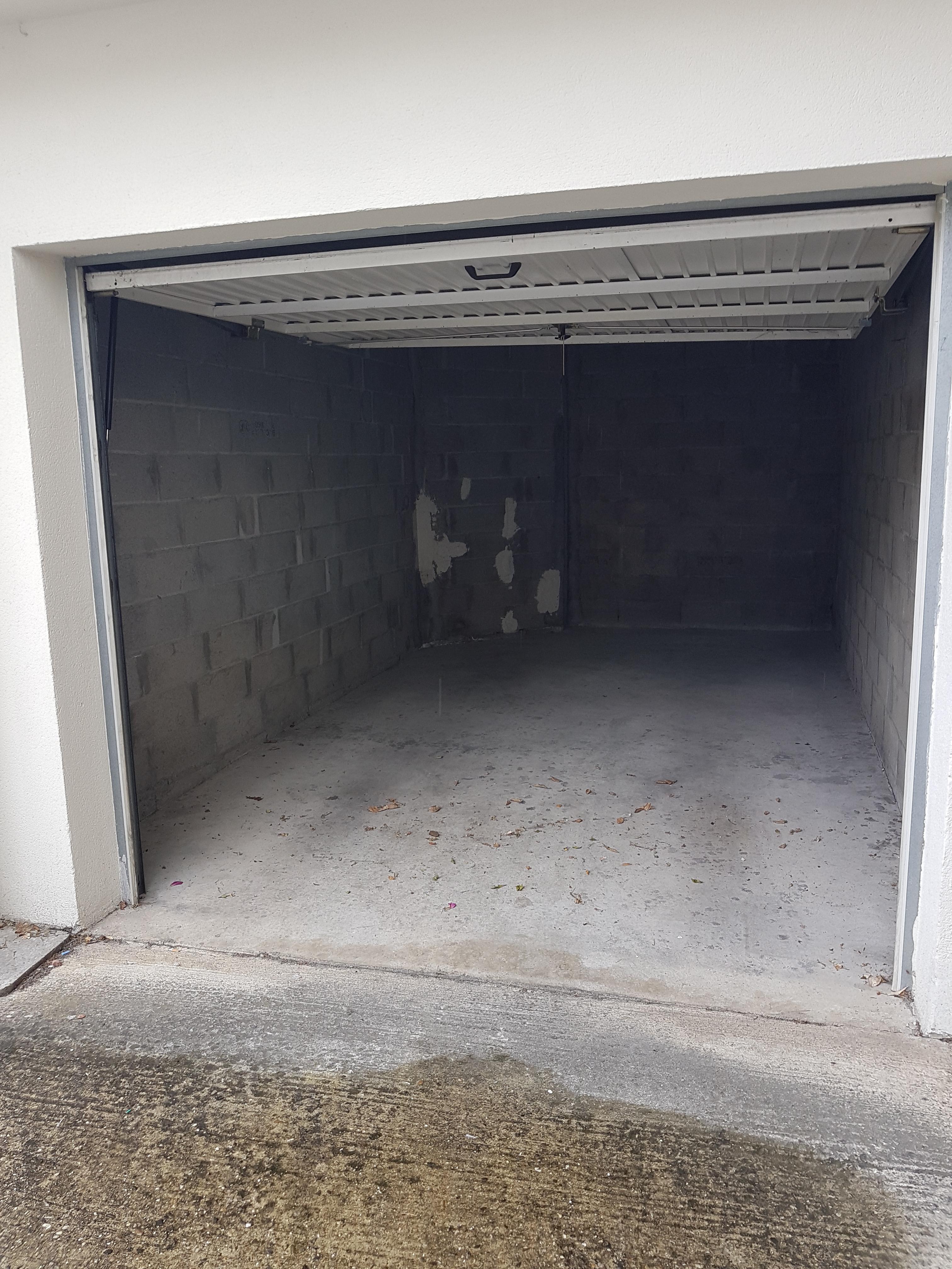 Grand garage sécurisé à Mérignac