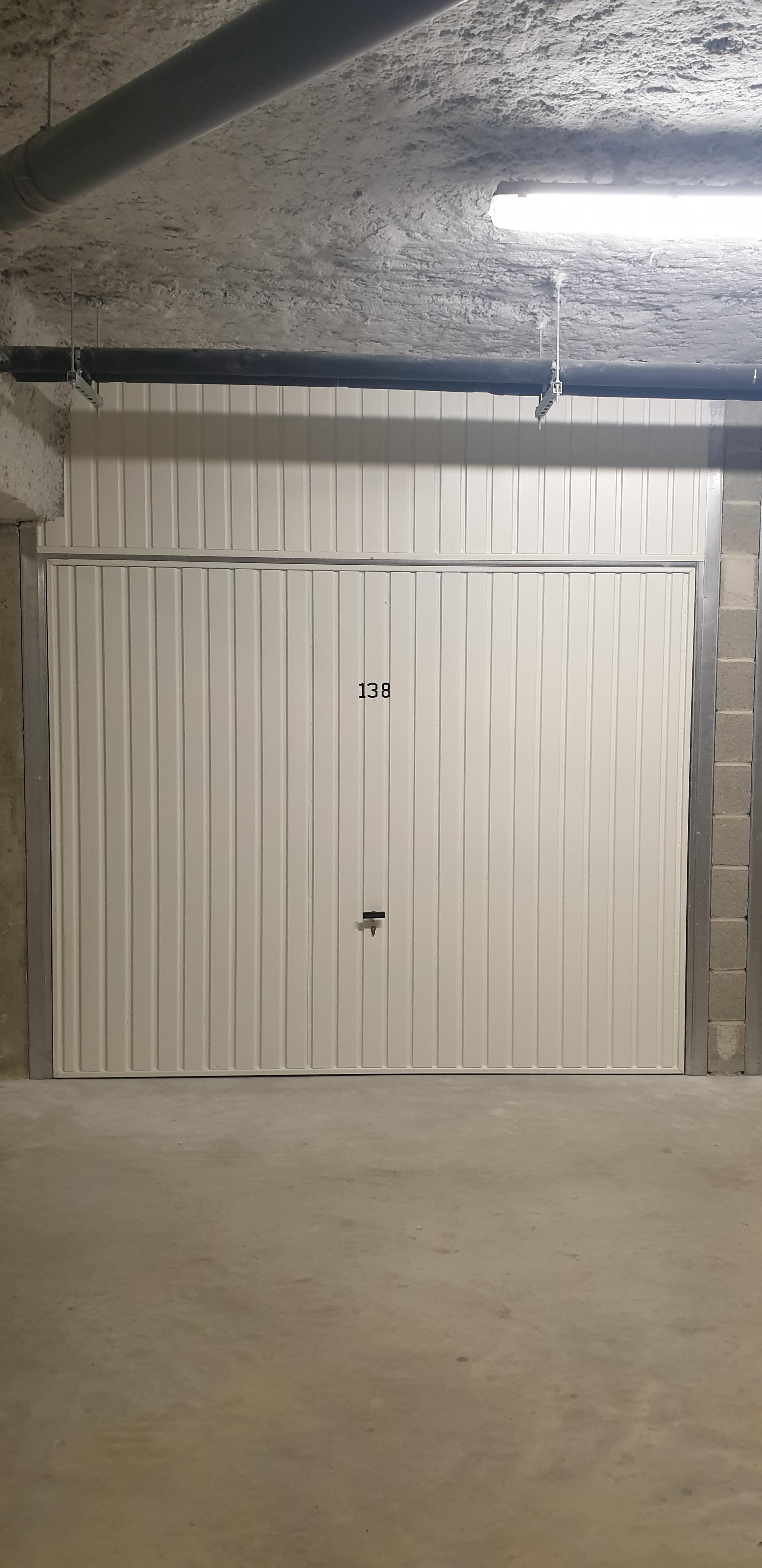 Garage sous-sol sécurisé