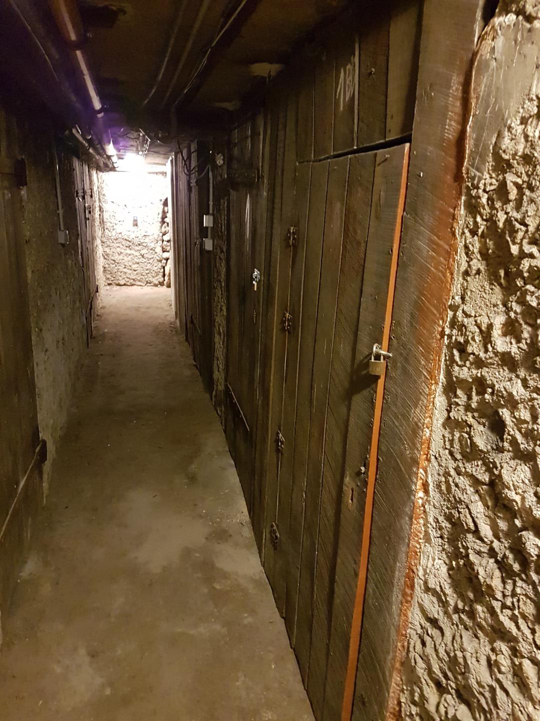Cave individuelle à louer avec chape de béton