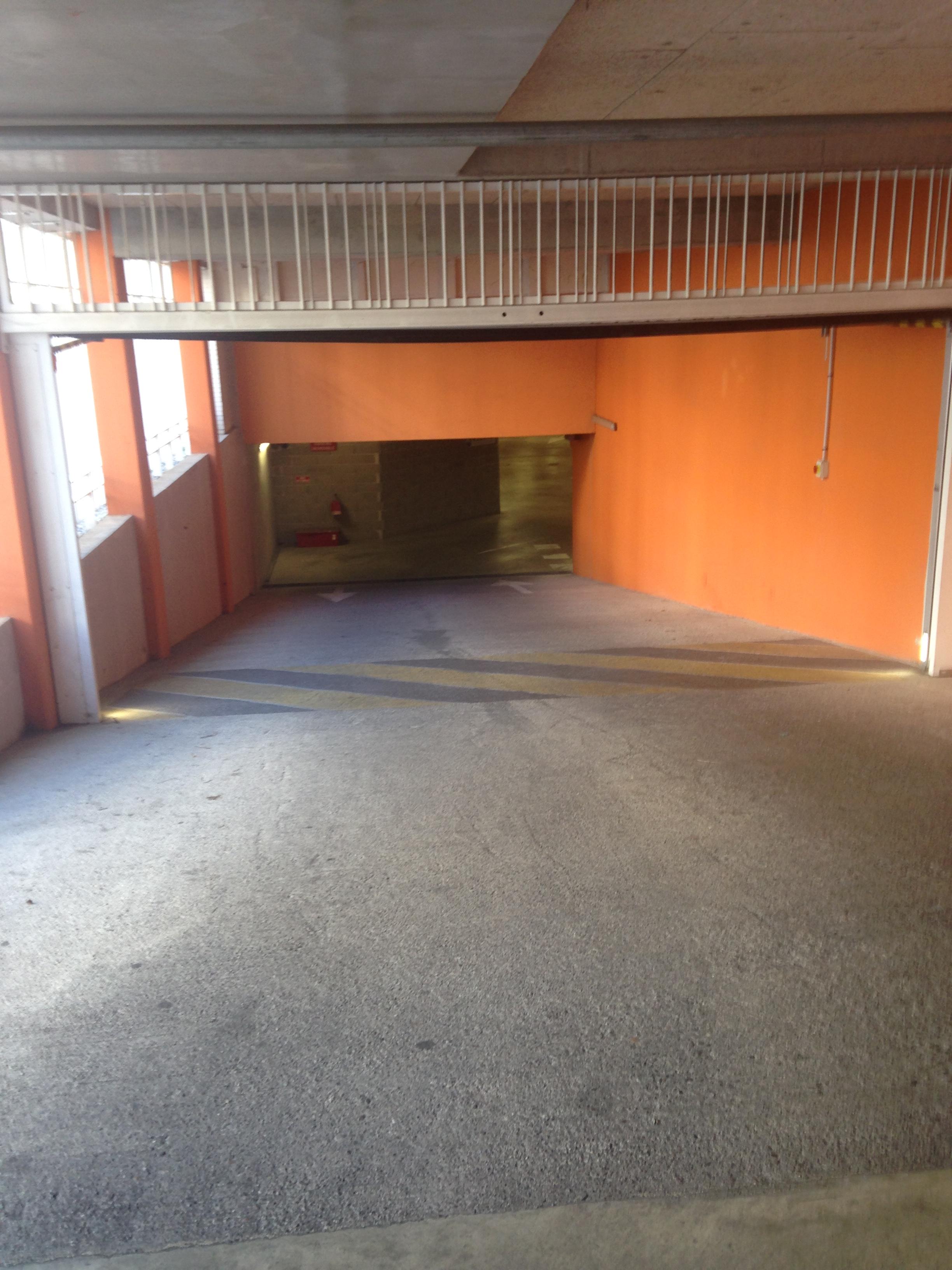 Garage fermé à louer