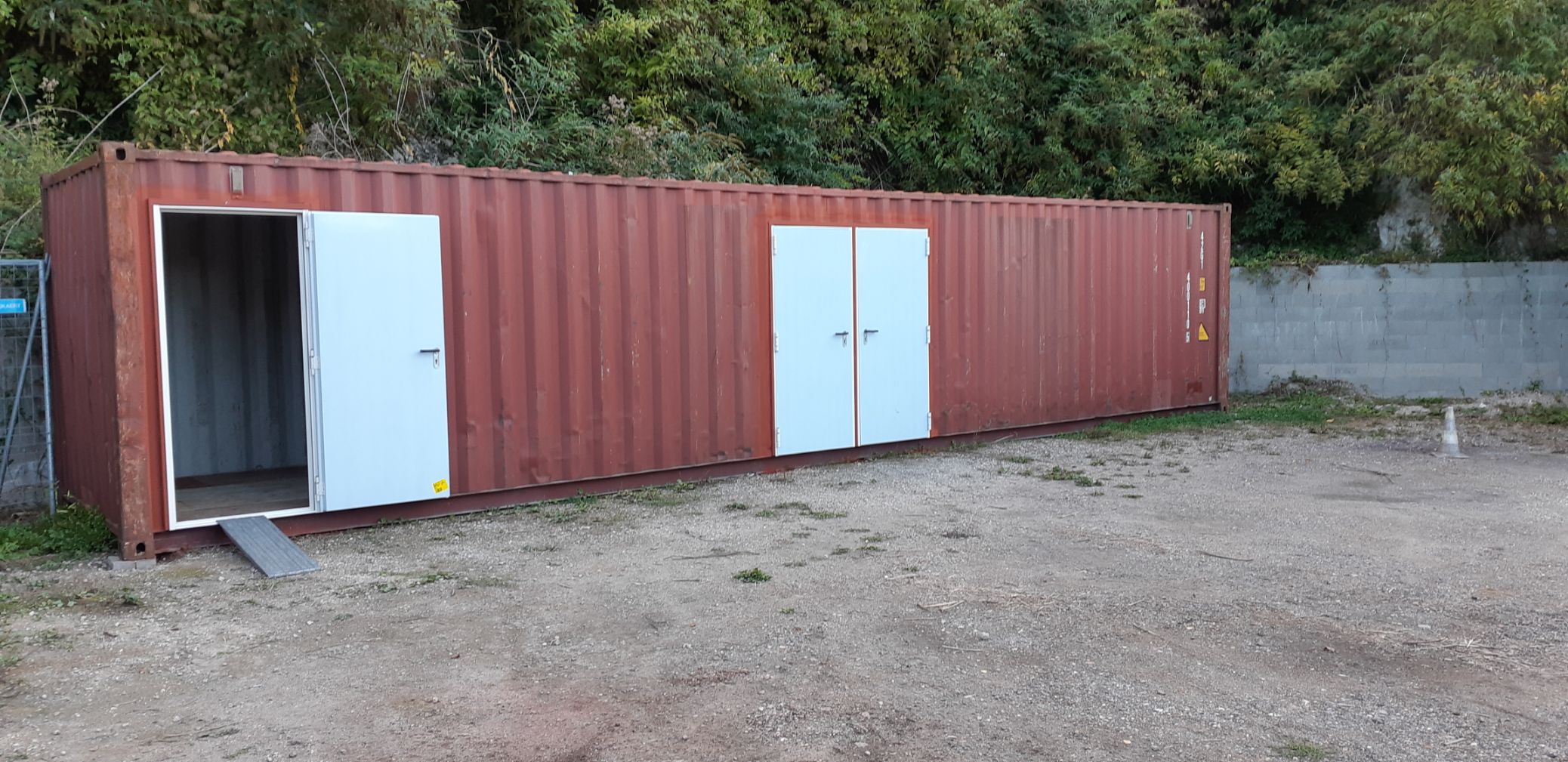 Compartiment 3M2 dans conteneur maritime fermé par porte industrielle.