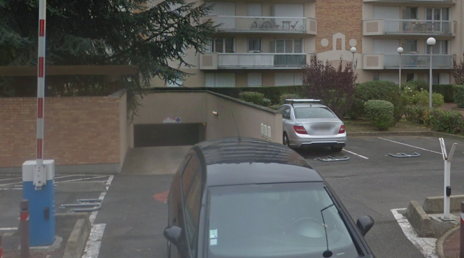 Place de parking en sous-sol sécurisée (portail et barrières electriques)