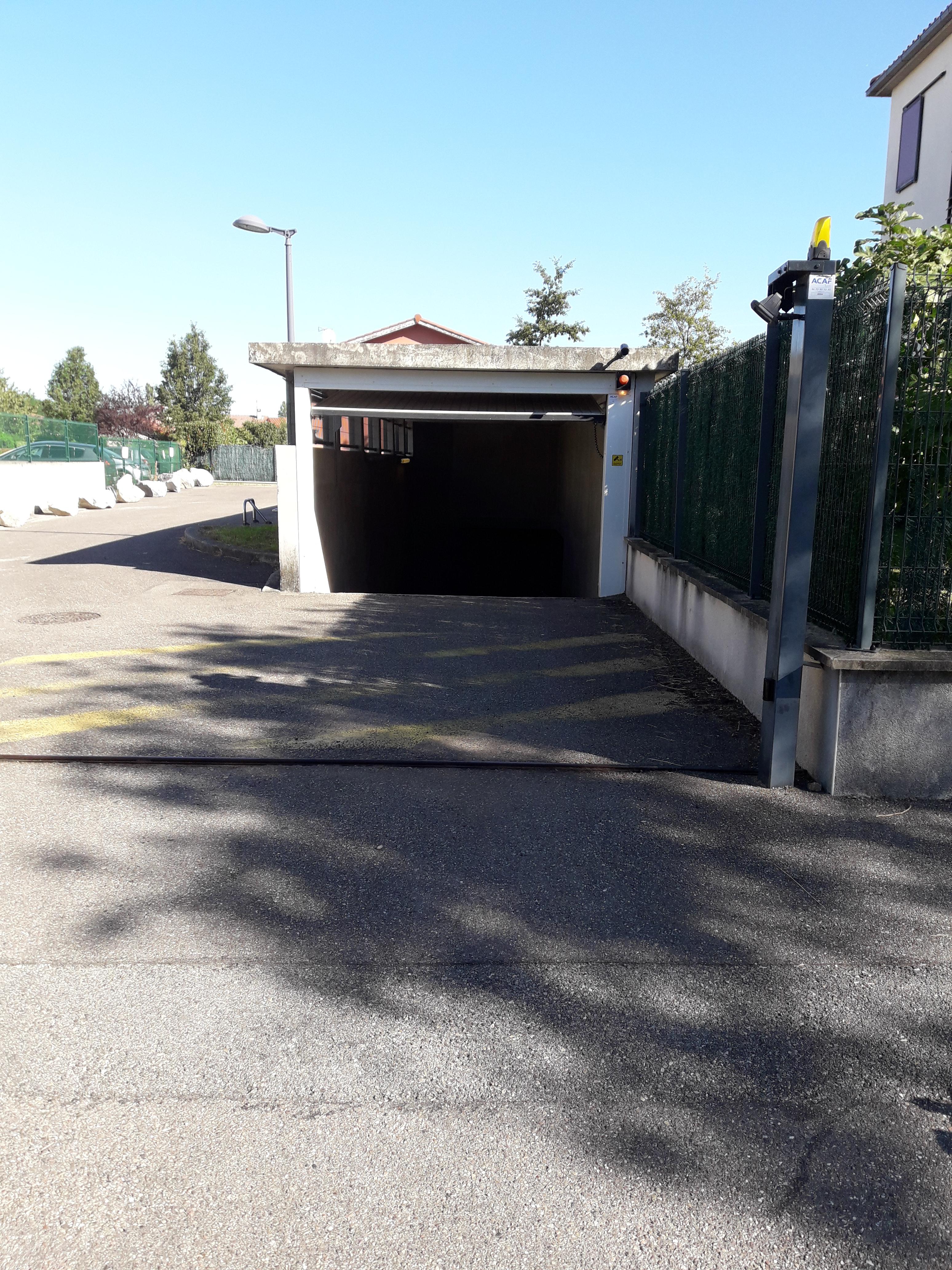 Location grand garage Mions