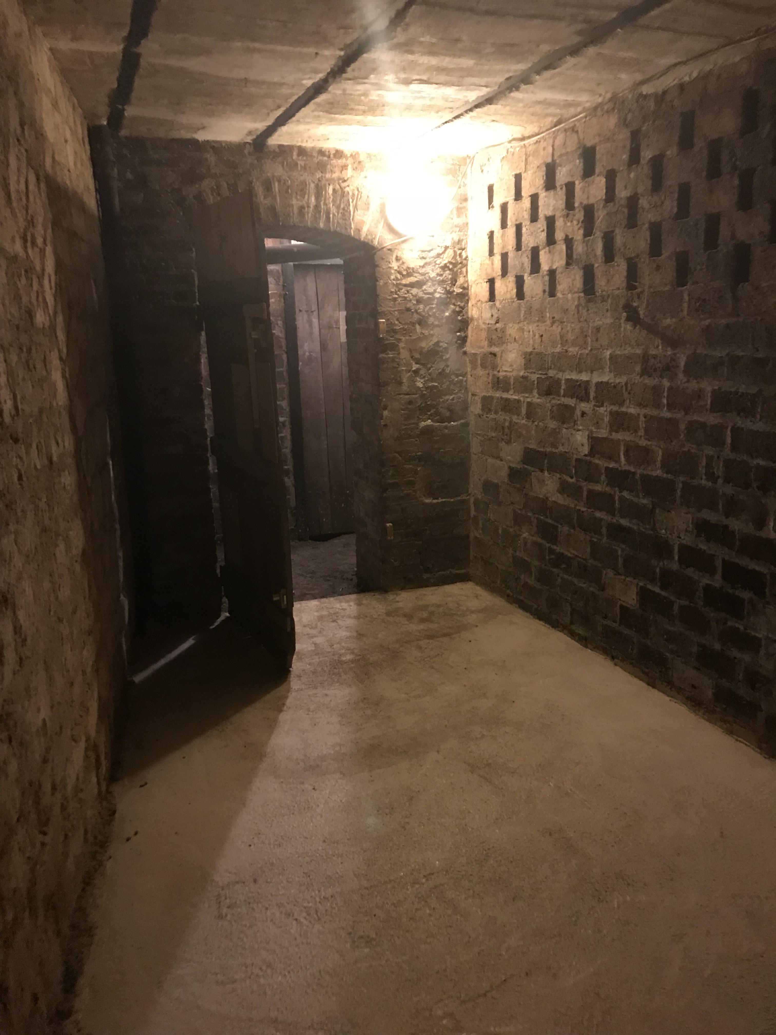 Cave bétonnée éclairée proche du Bon Marché