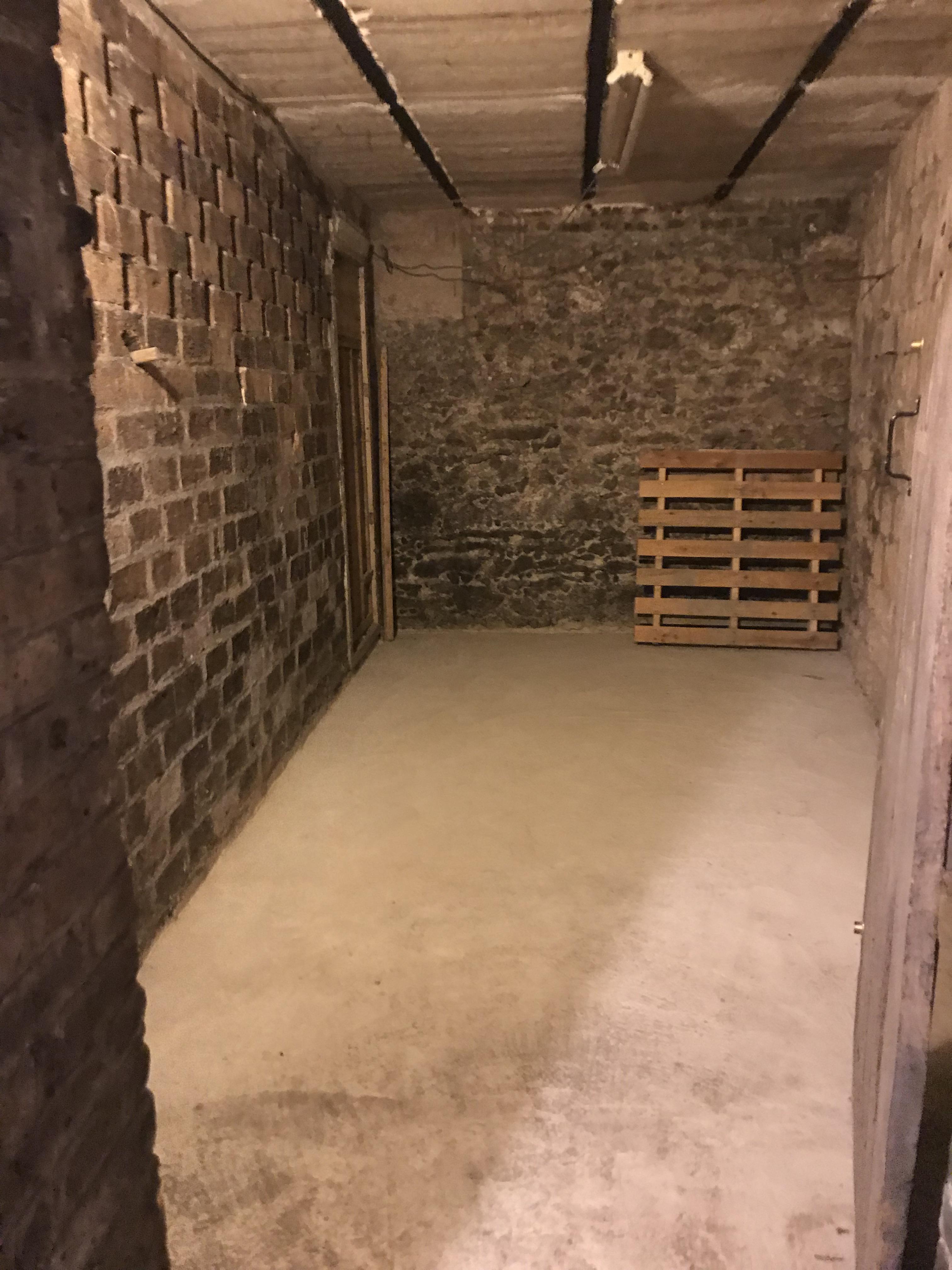 Cave bétonnée éclairée proche du Bon Marché