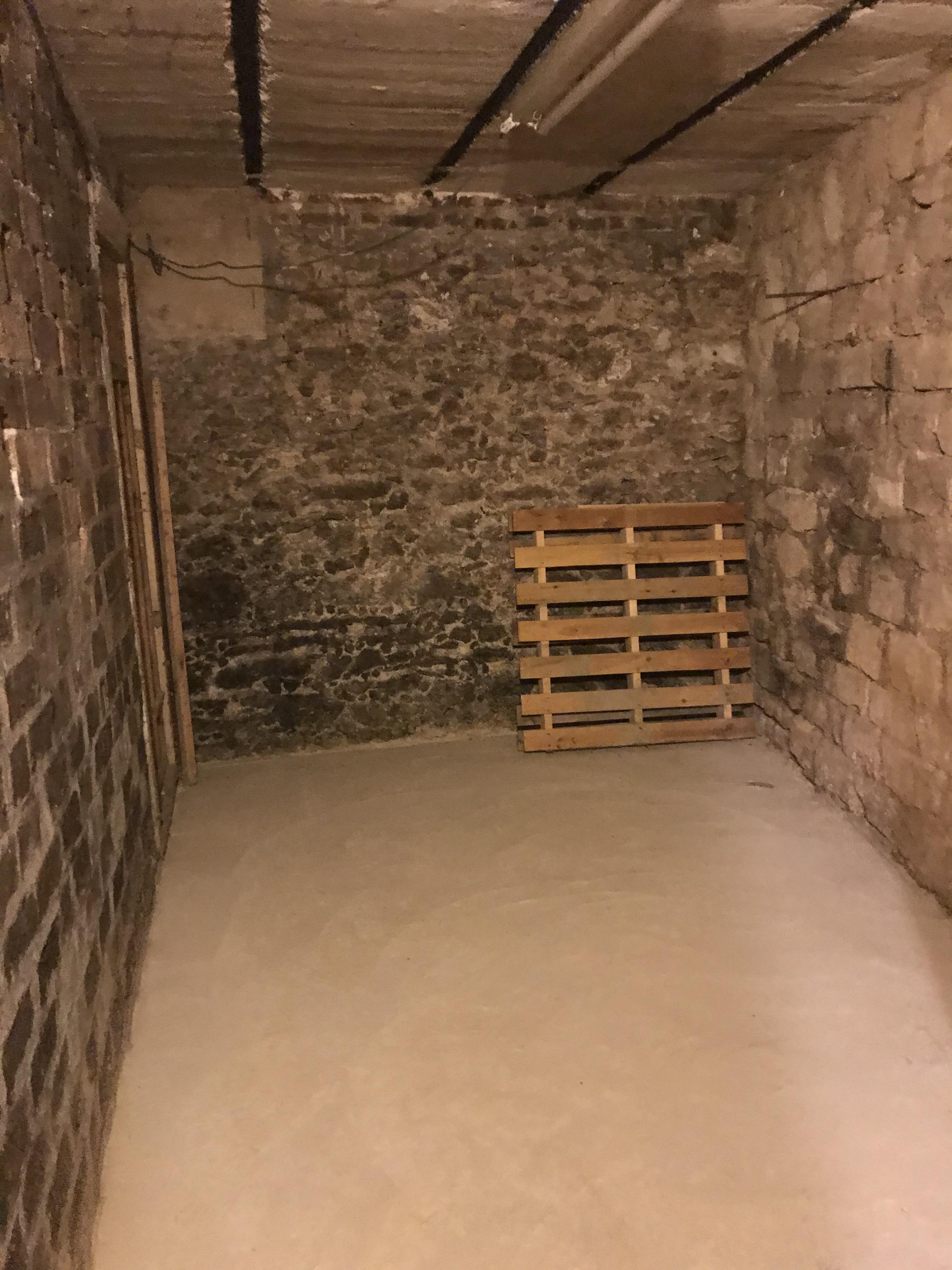 Cave bétonnée éclairée proche du Bon Marché