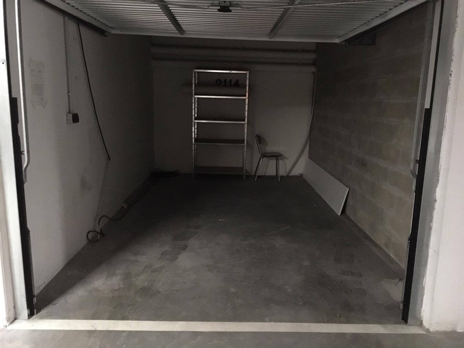 Beau box sécurisé, avec lumière, proche gare de