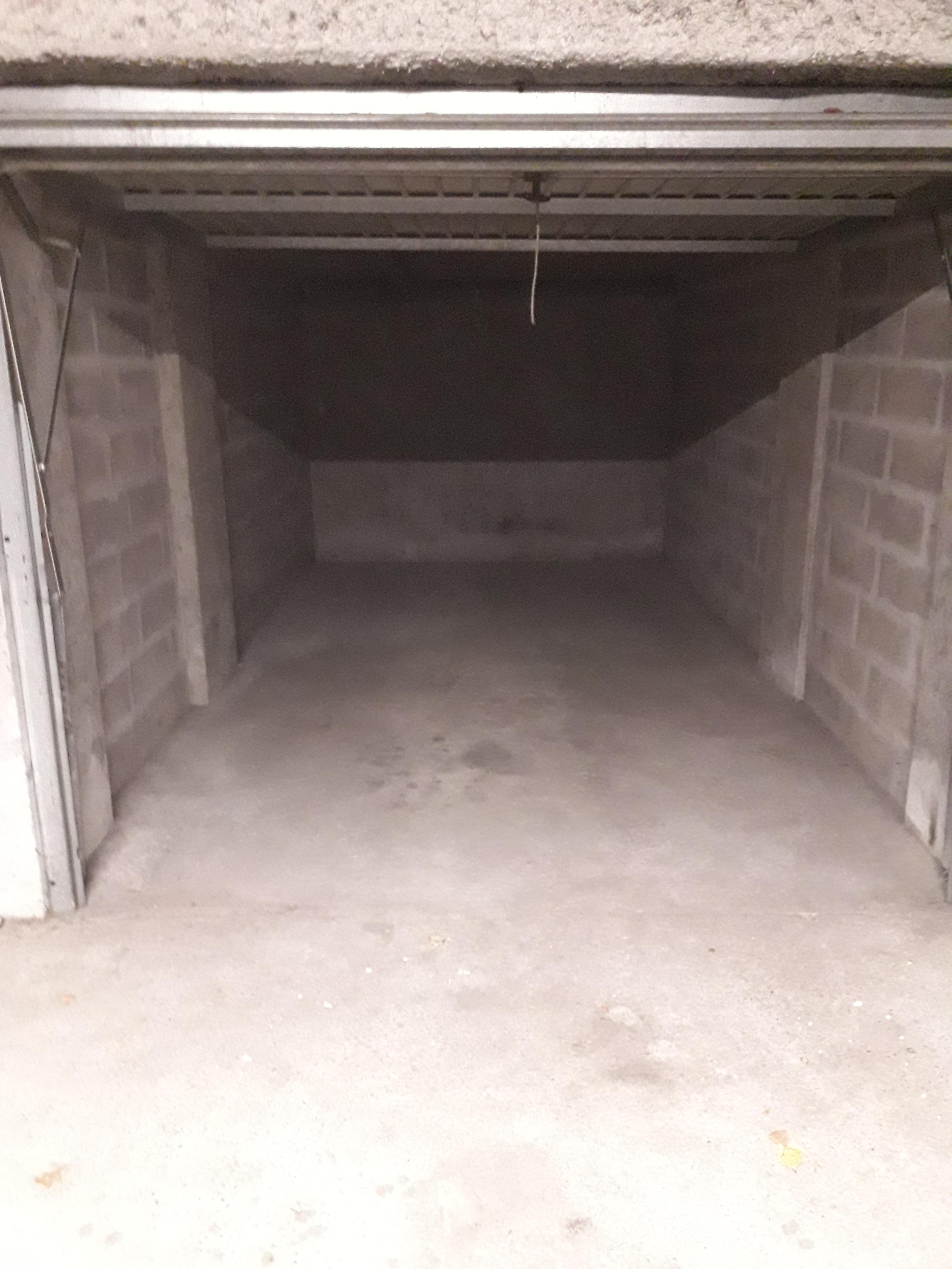 Garage en sous-sol / Zone commerciale / St