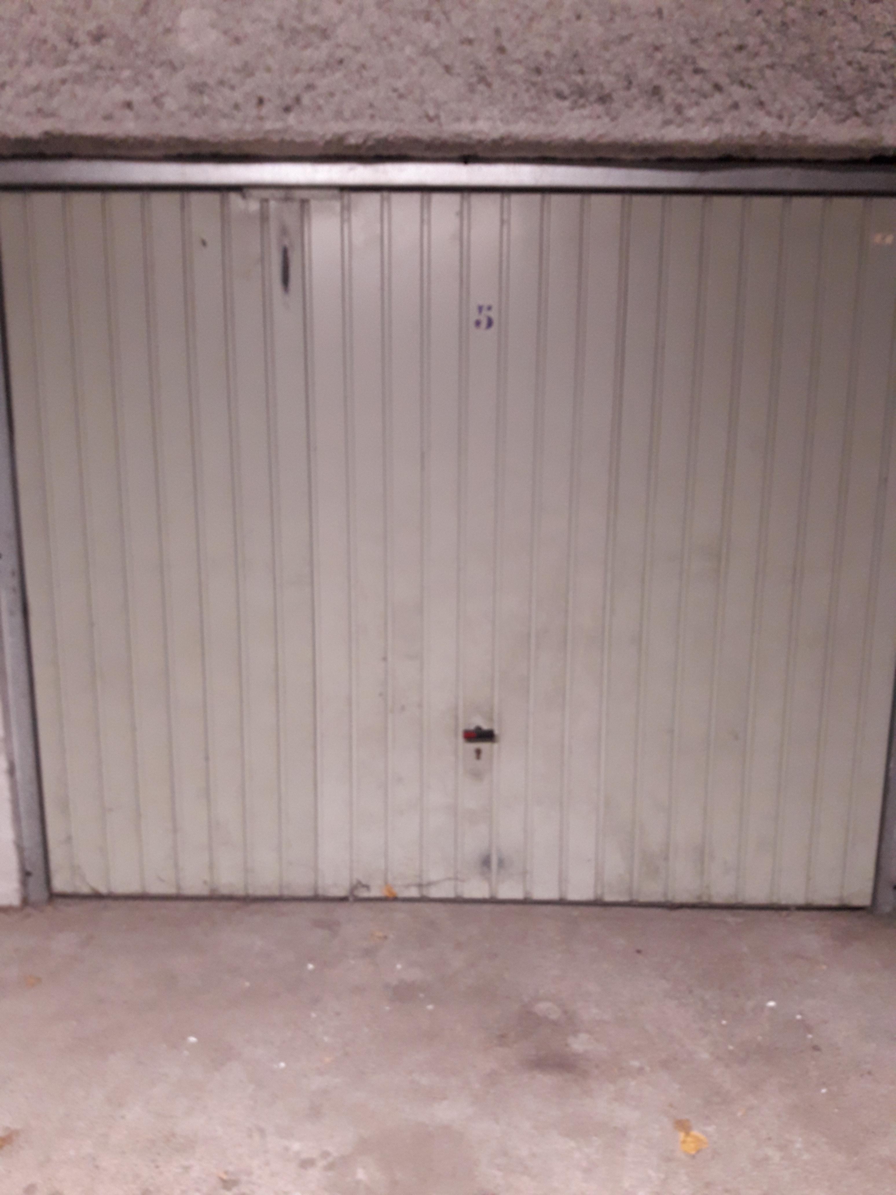 Garage en sous-sol / Zone commerciale / St