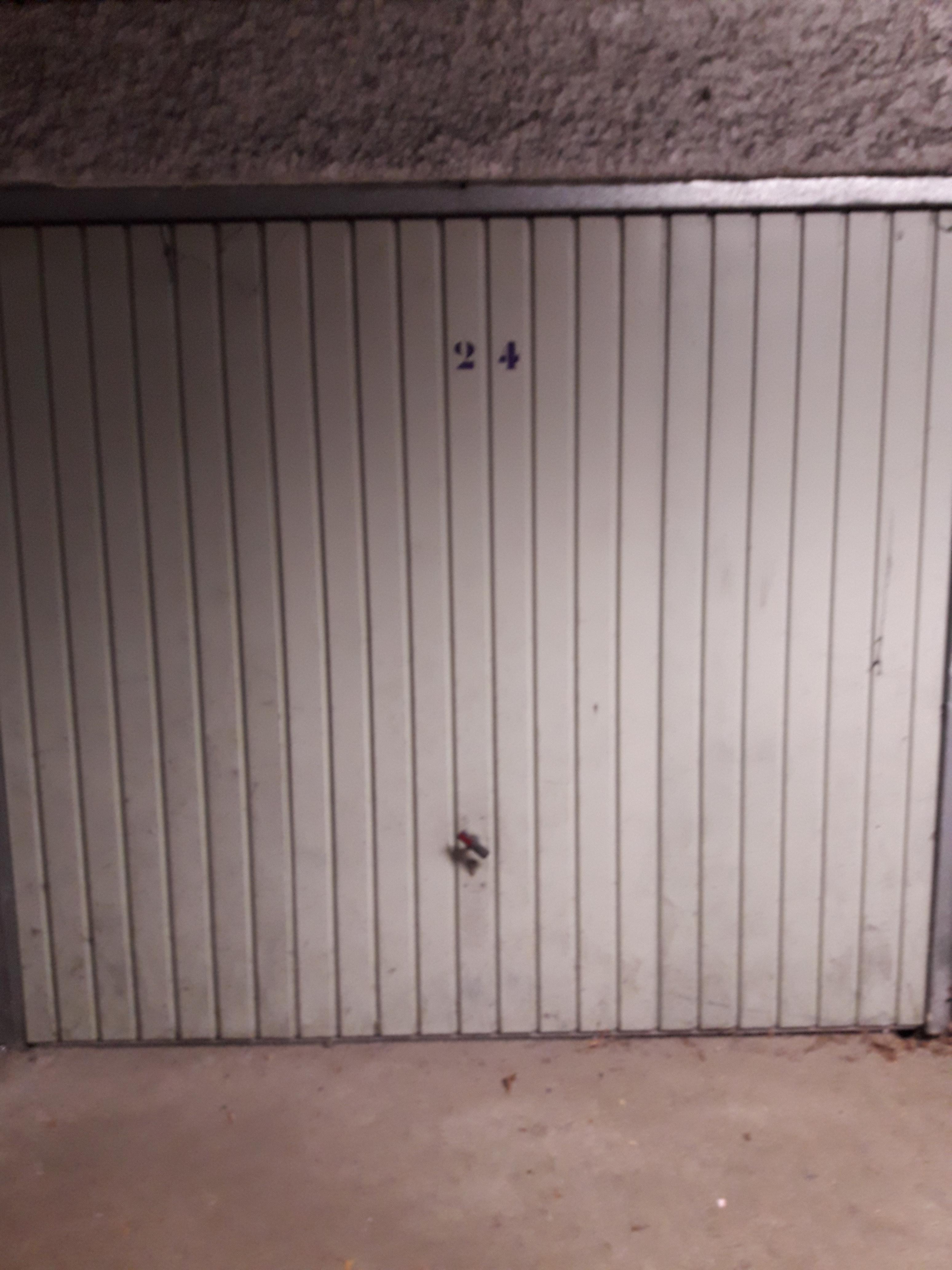 Garage en sous-sol fermé / St Genis Laval