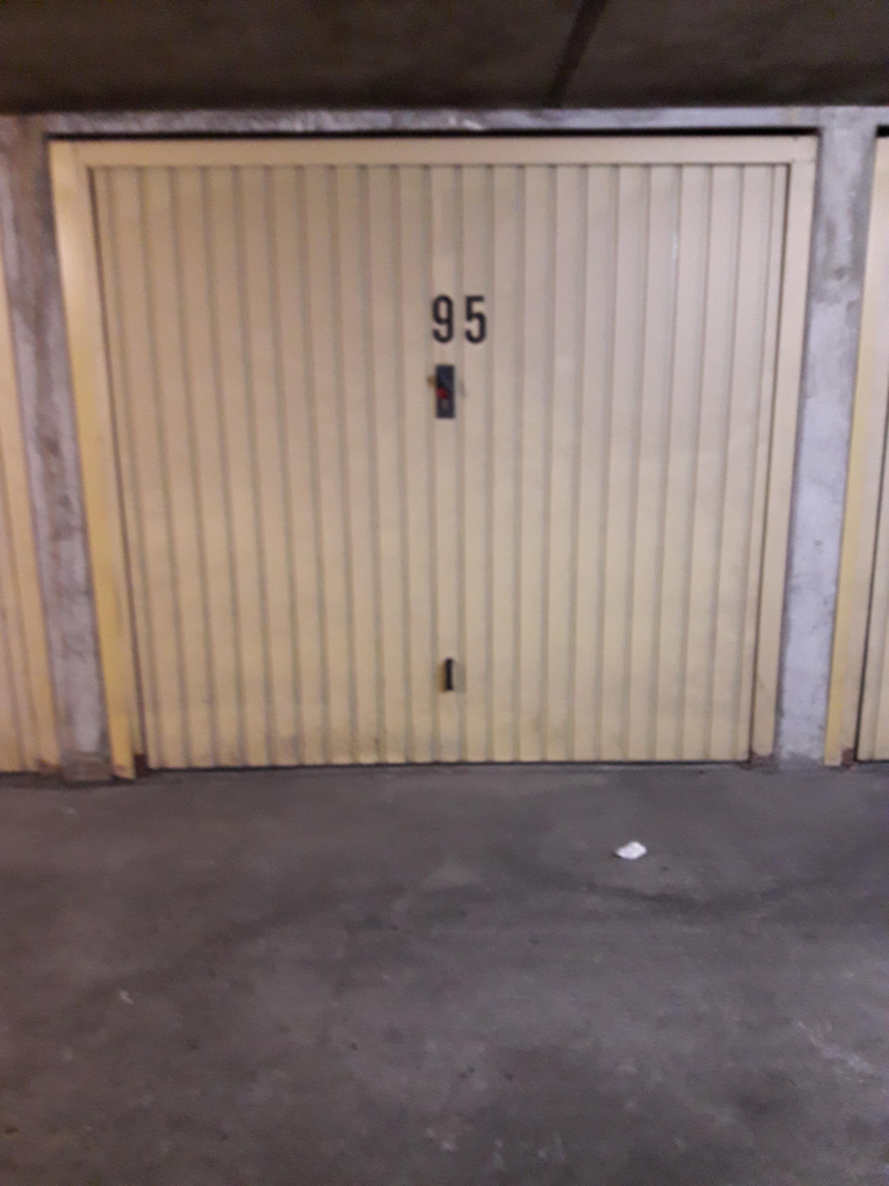 Grand garage fermé et sécurisé / Lyon 3