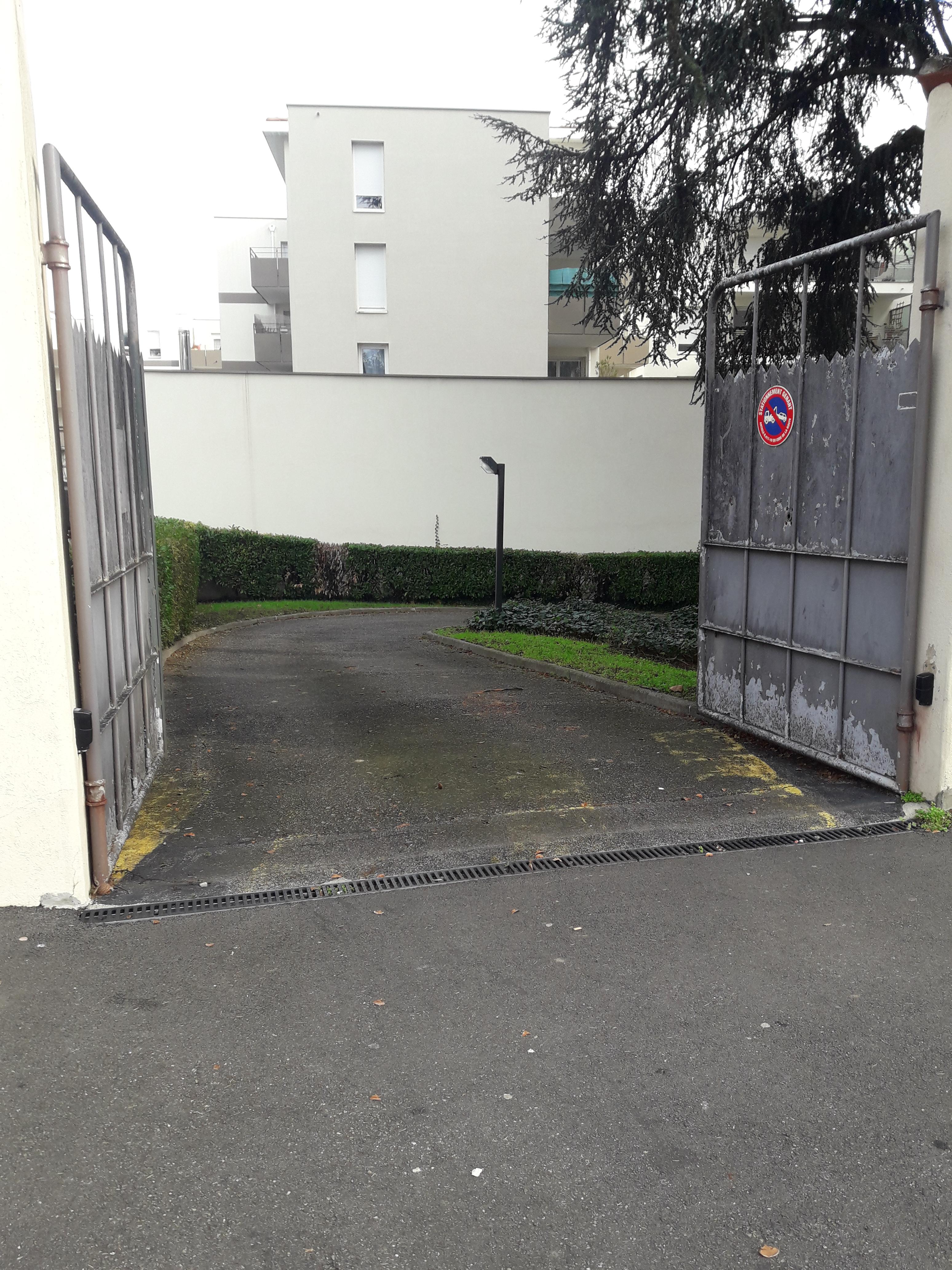 Garage / sous sol / Oullins centre