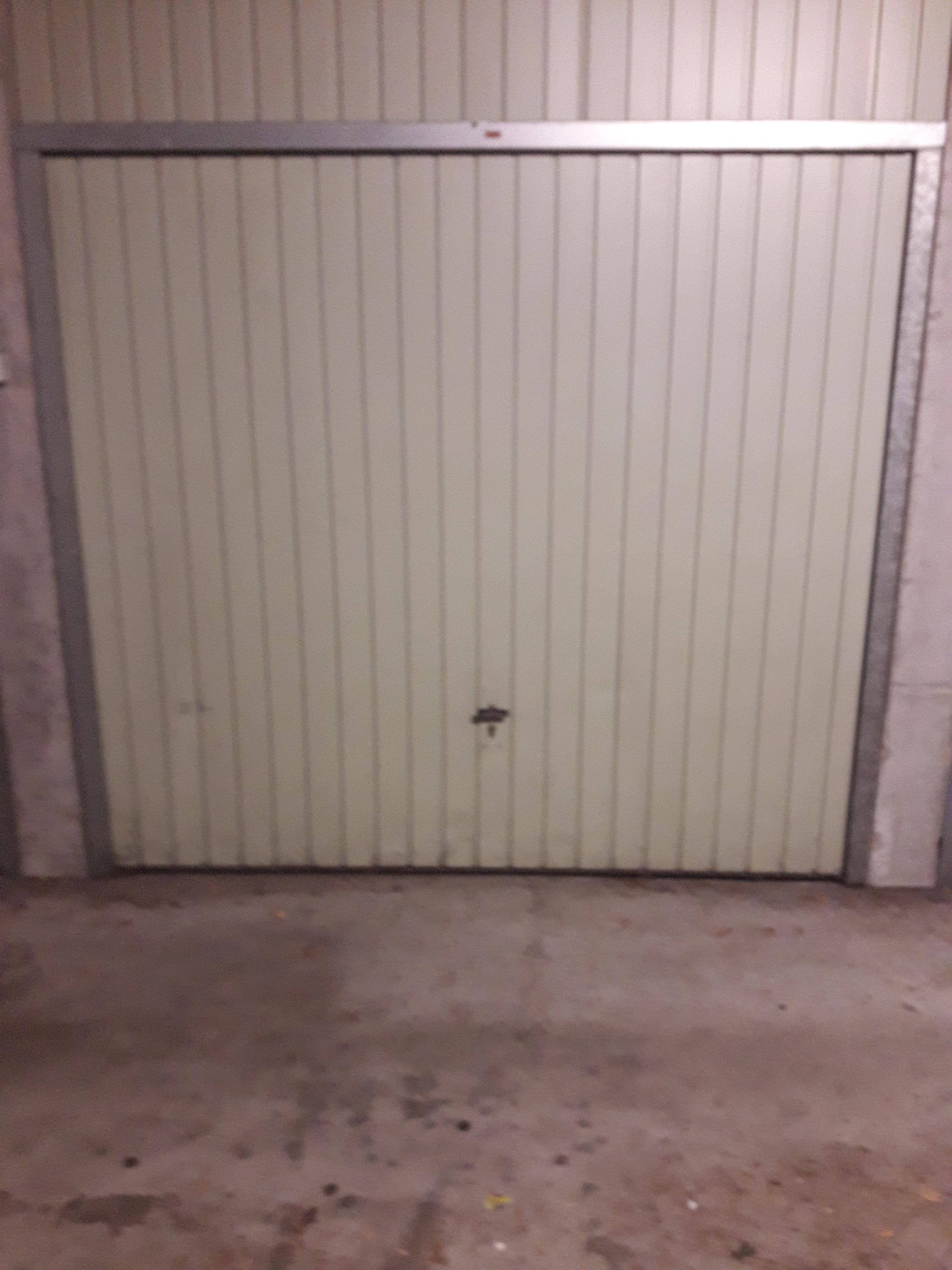 Garage standard à louer / Centre d'Oullins
