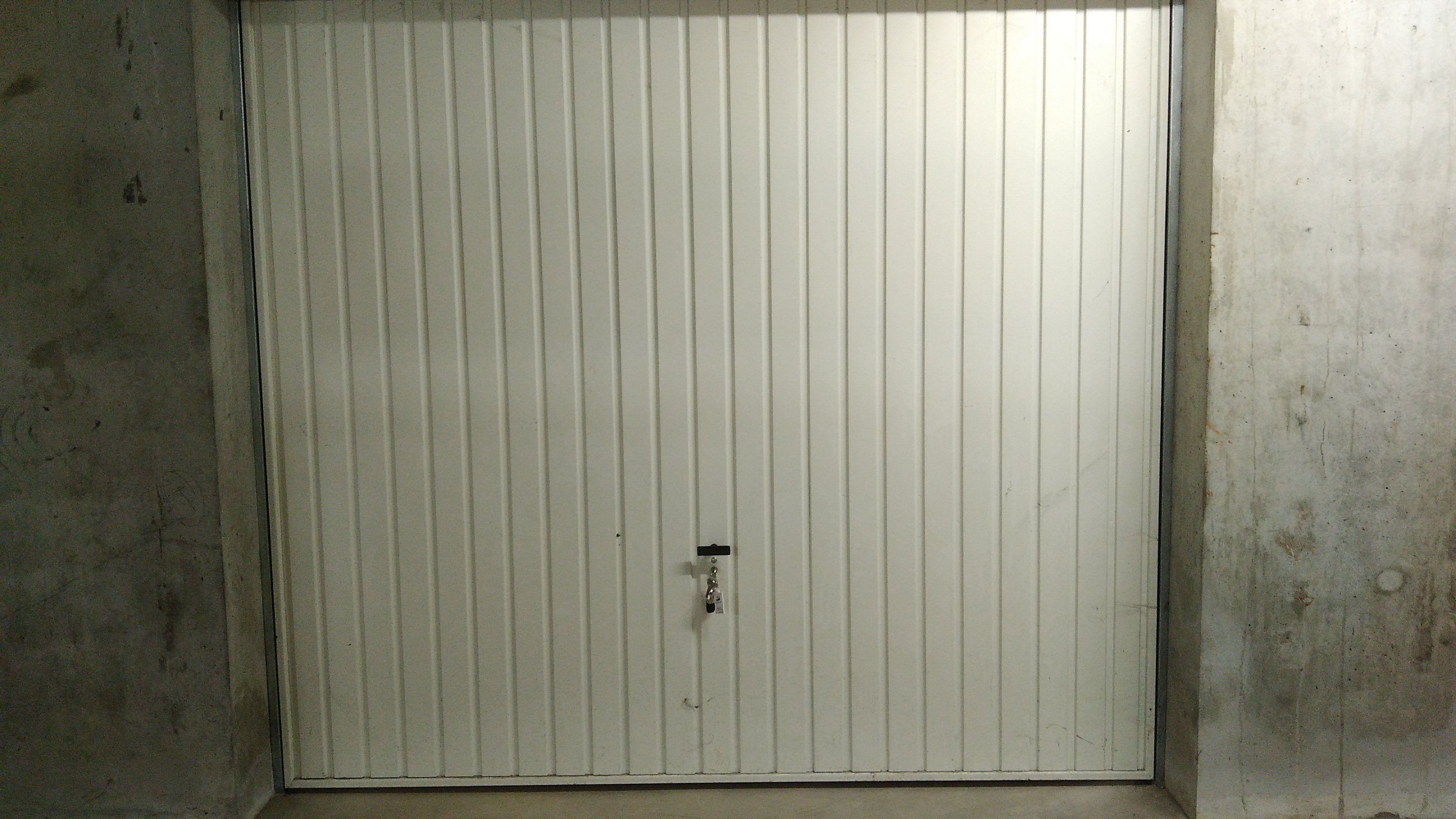Parking privé et fermé / Bourg / Proche