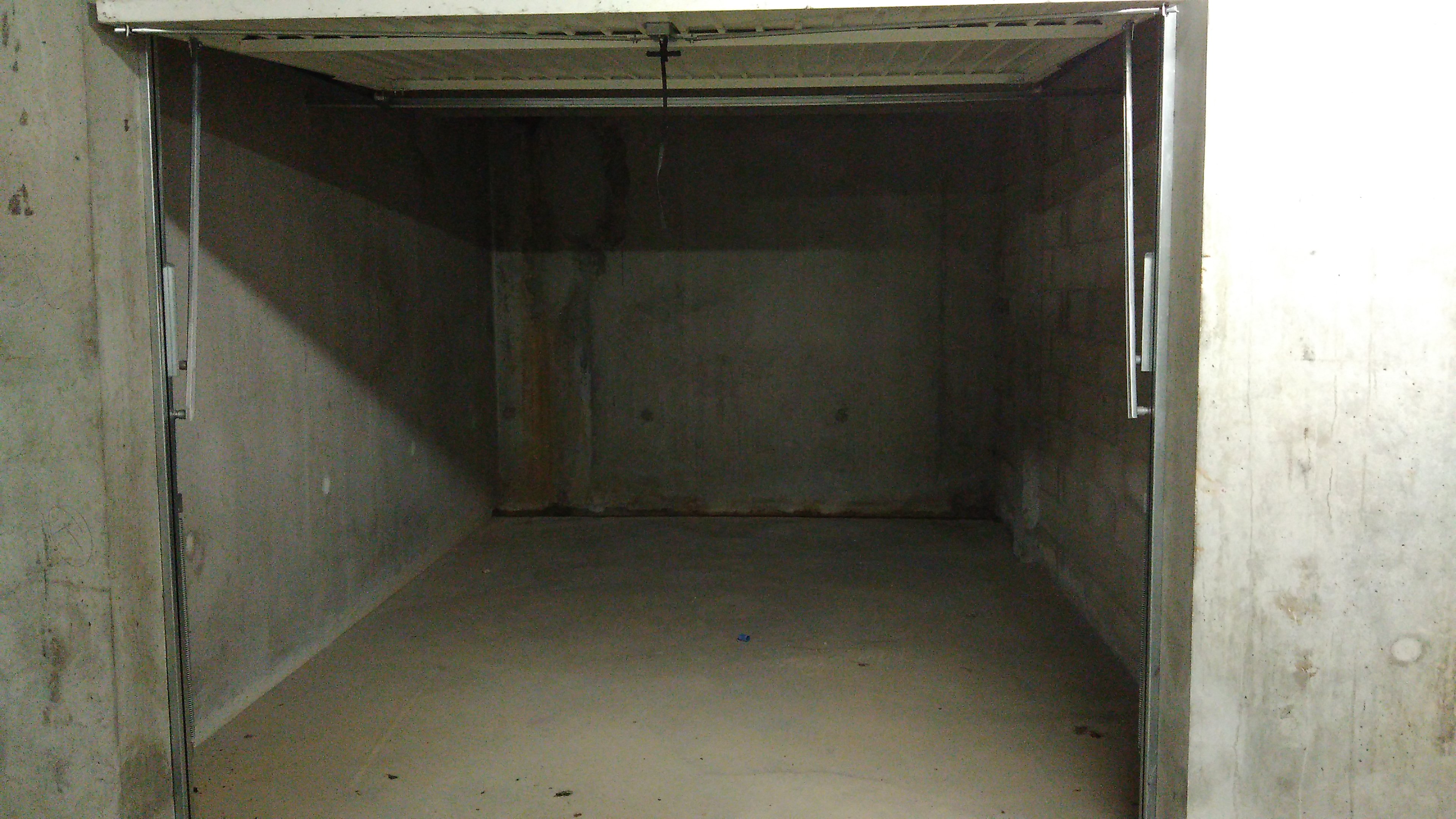 Parking privé et fermé / Bourg / Proche
