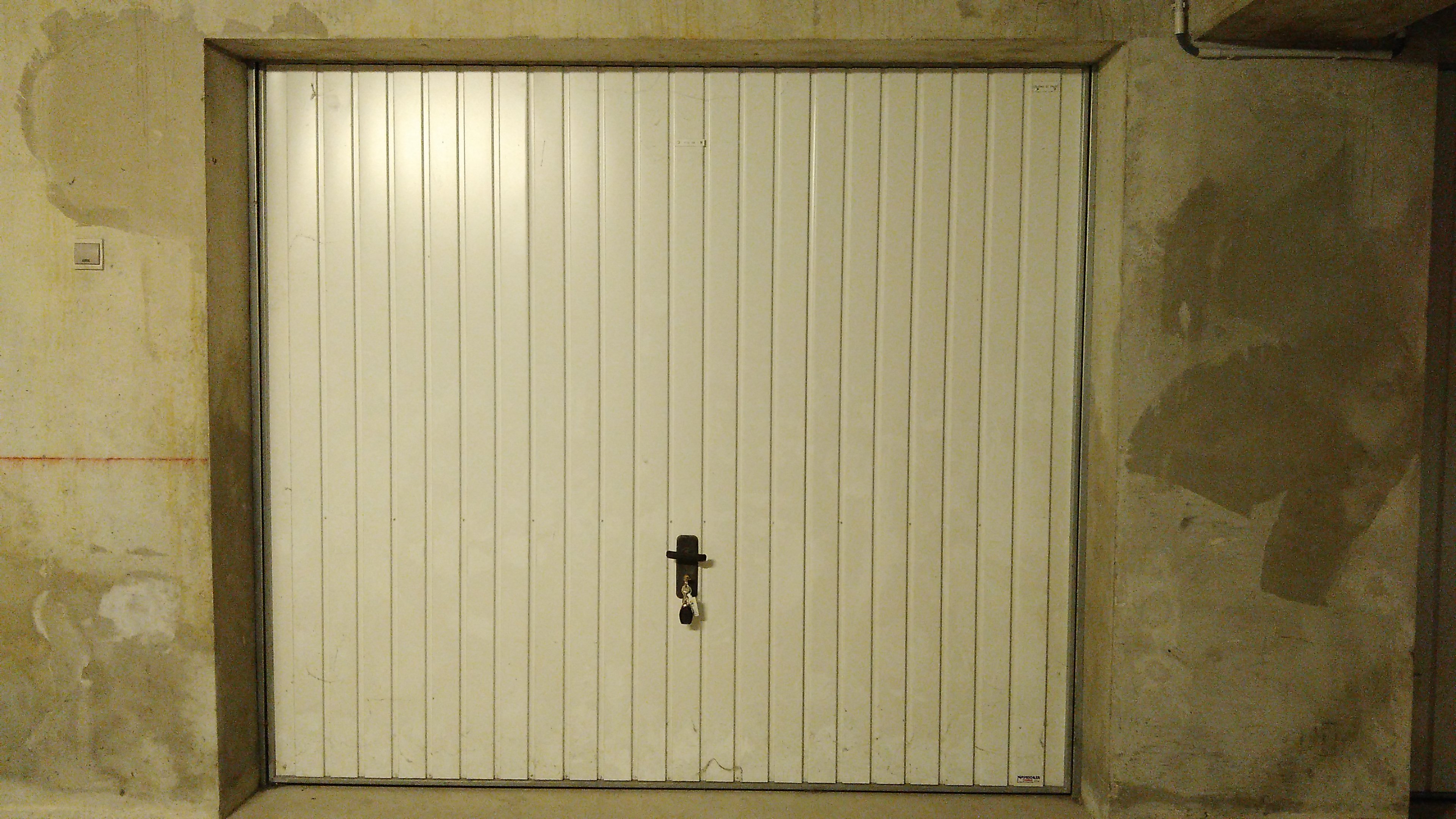 Grand garage à louer / Zone commerciale Bourg
