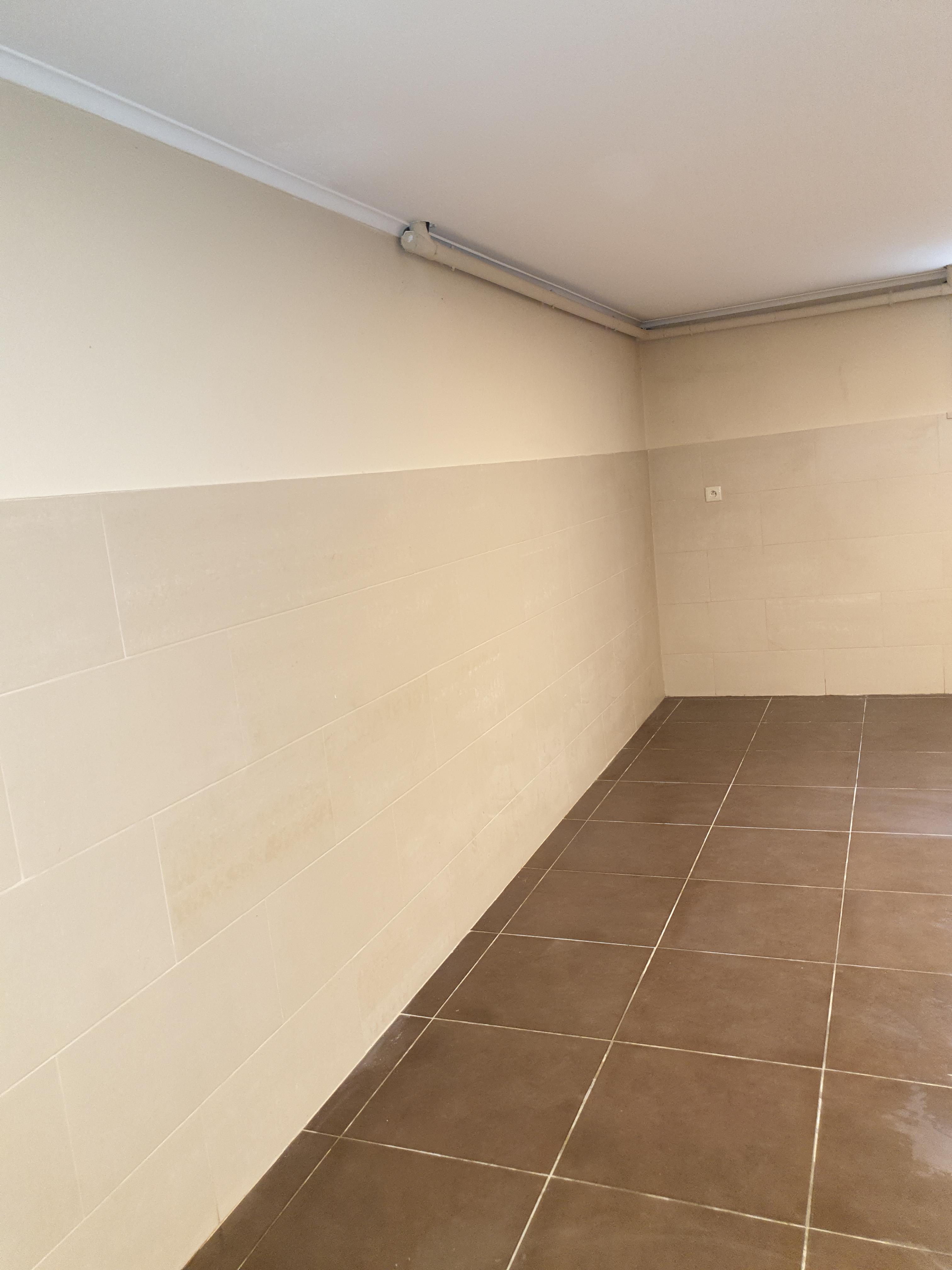 Espace en sous sol carrelé et chauffé