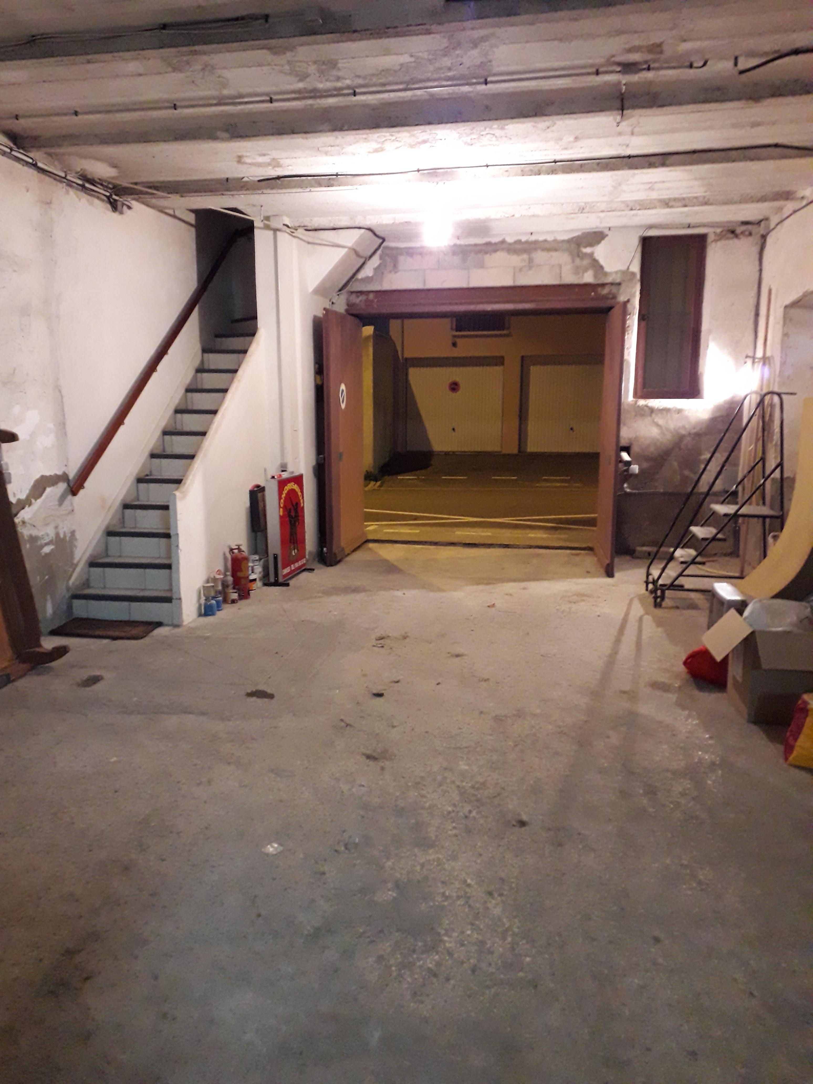 Grand garage 100 m2 avec porte automatique près