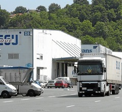 Entrepôt logistique pour stockage professionnel