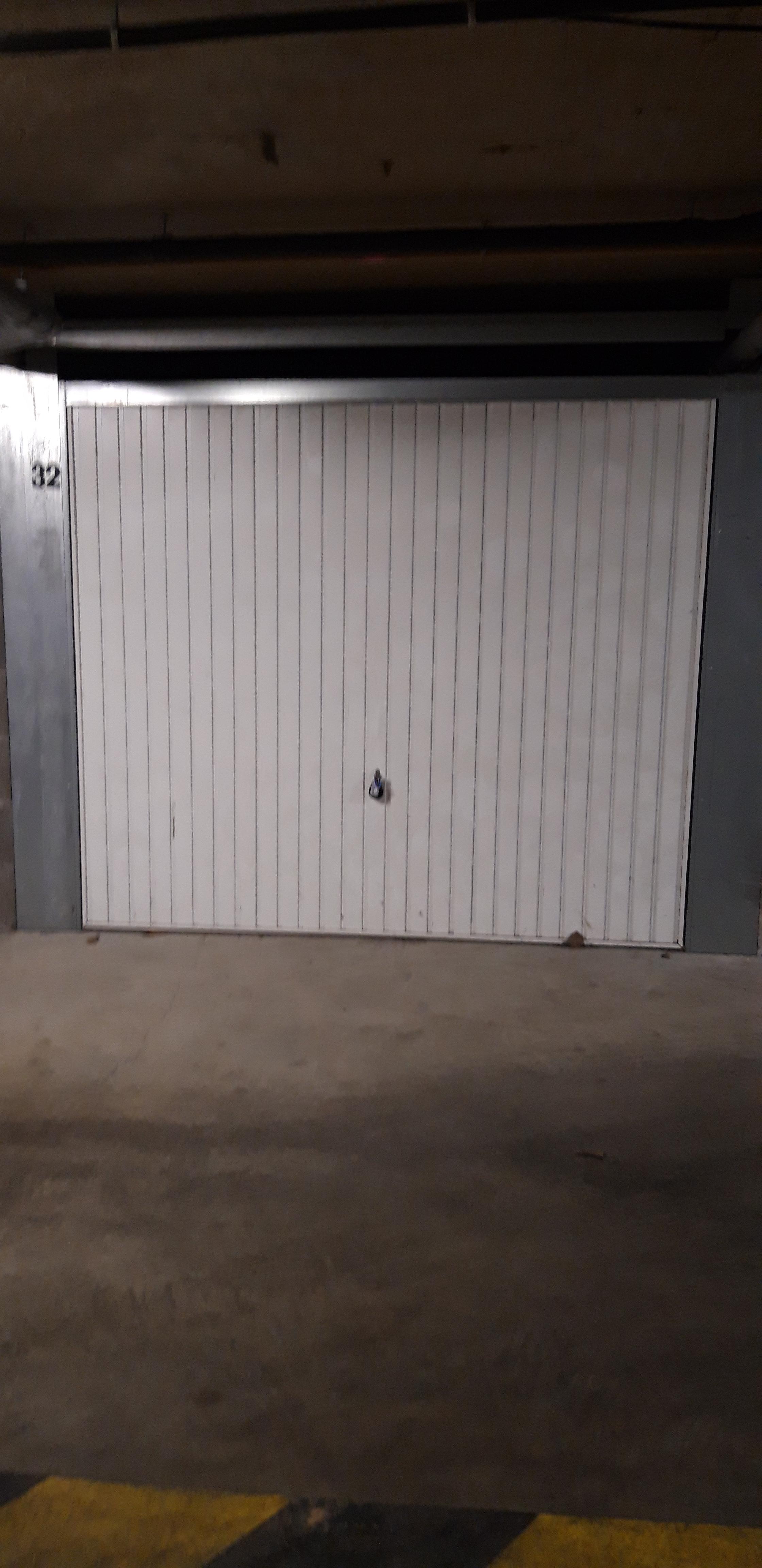 Grand garage fermé