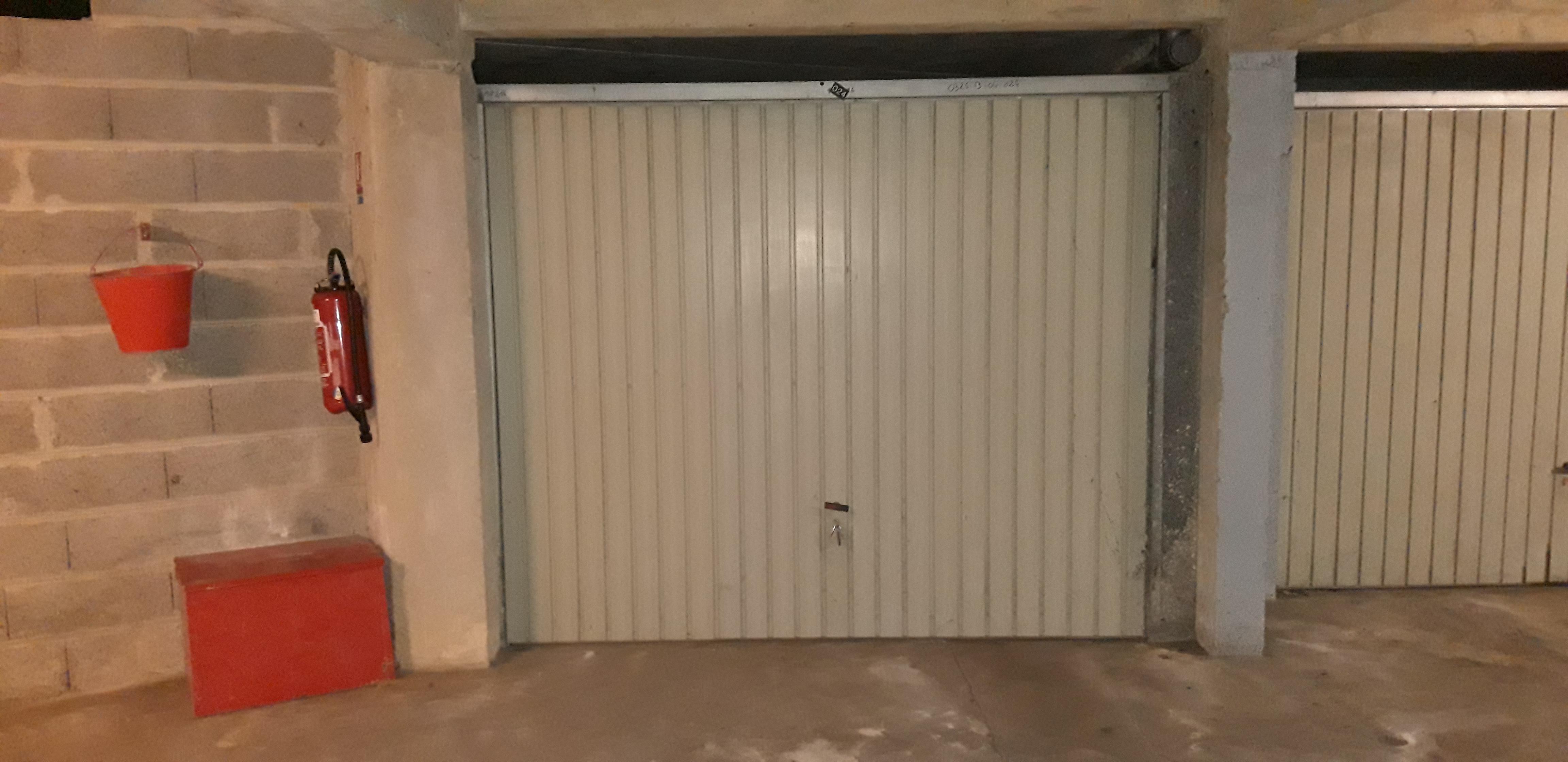 Grand garage fermé et sécurisé