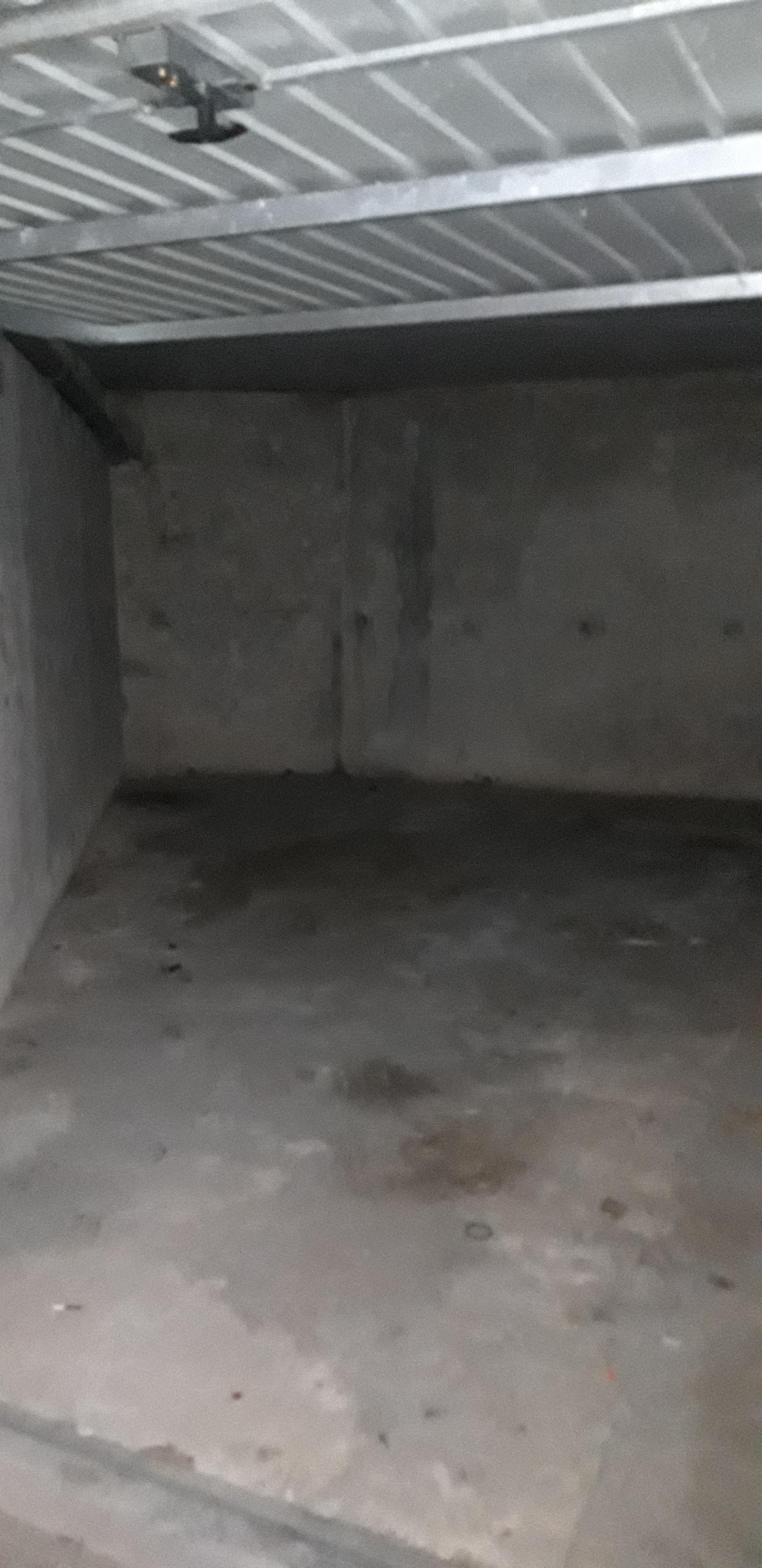 Grand garage fermé et sécurisé