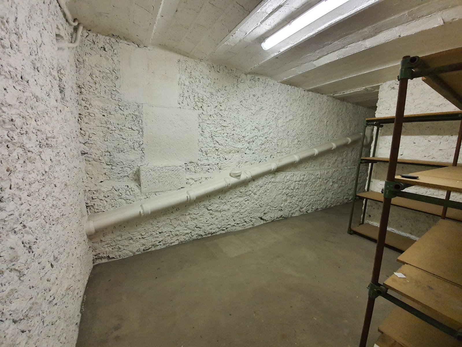 Cave saine à louer dans le 17ème près