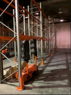 Stockage de palettes sur rack dans entrepôt logistique