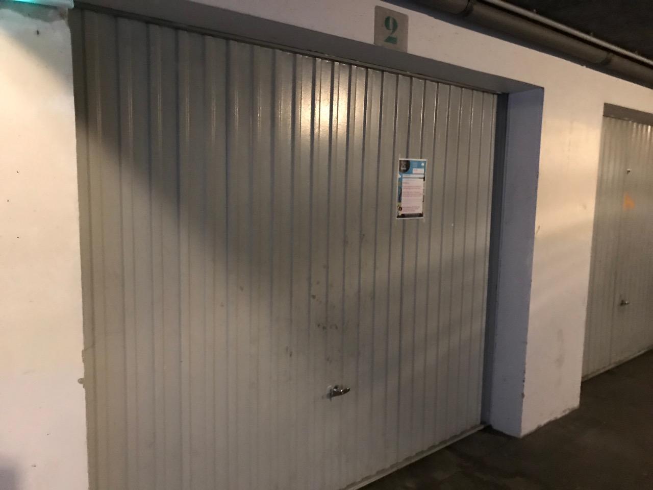 Grand garage en sous-sol