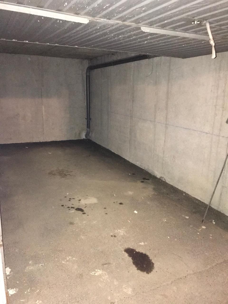 Grand garage en sous-sol
