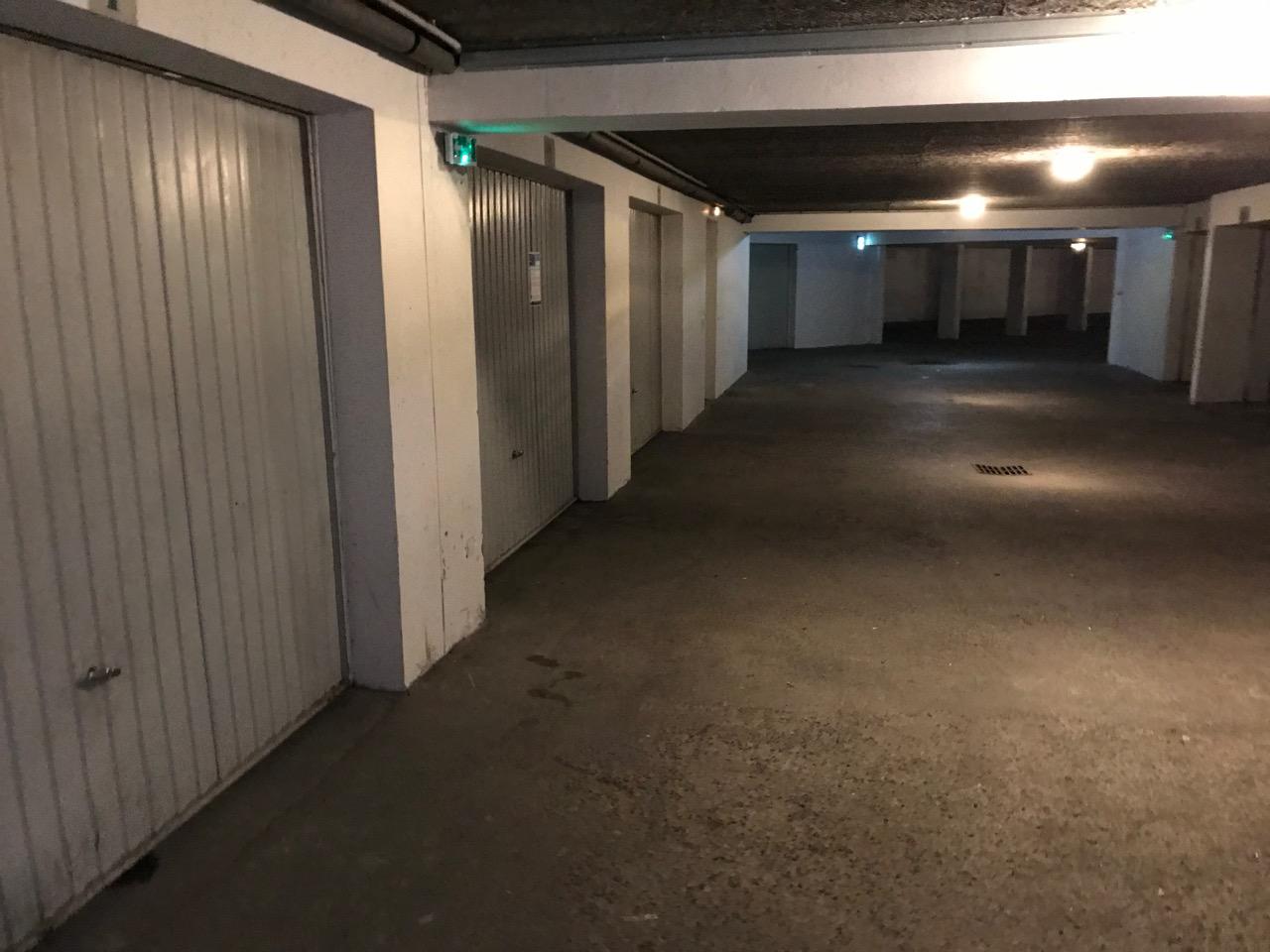 Grand garage en sous-sol