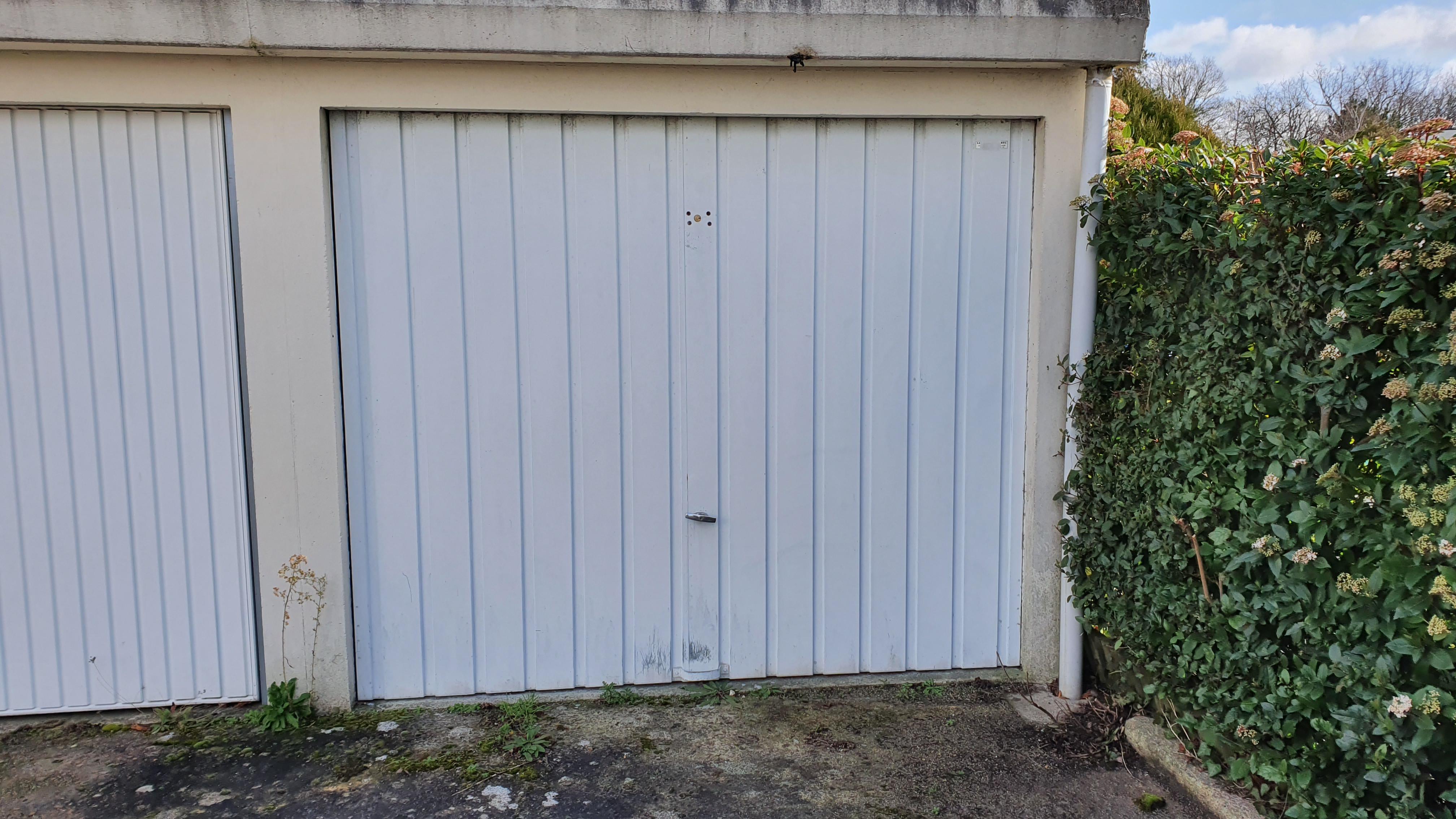 Box fermé 14m² Saint Fargeau stockage ou parking