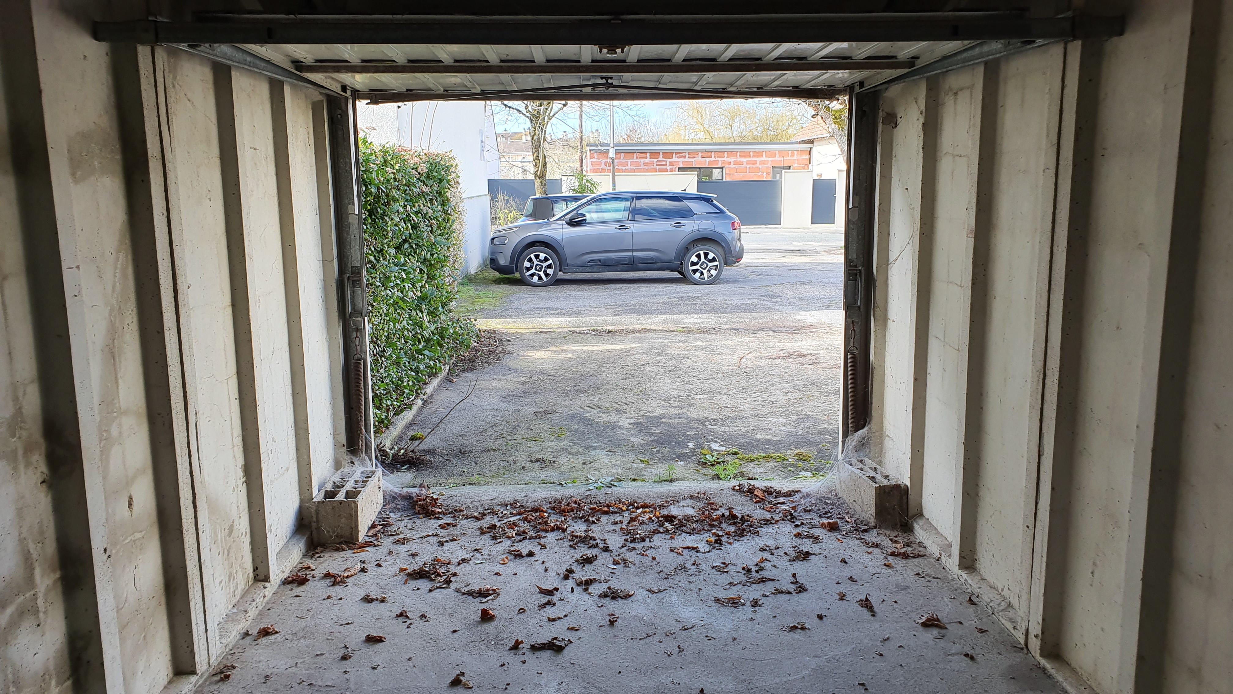 Box fermé 14m² Saint Fargeau stockage ou parking