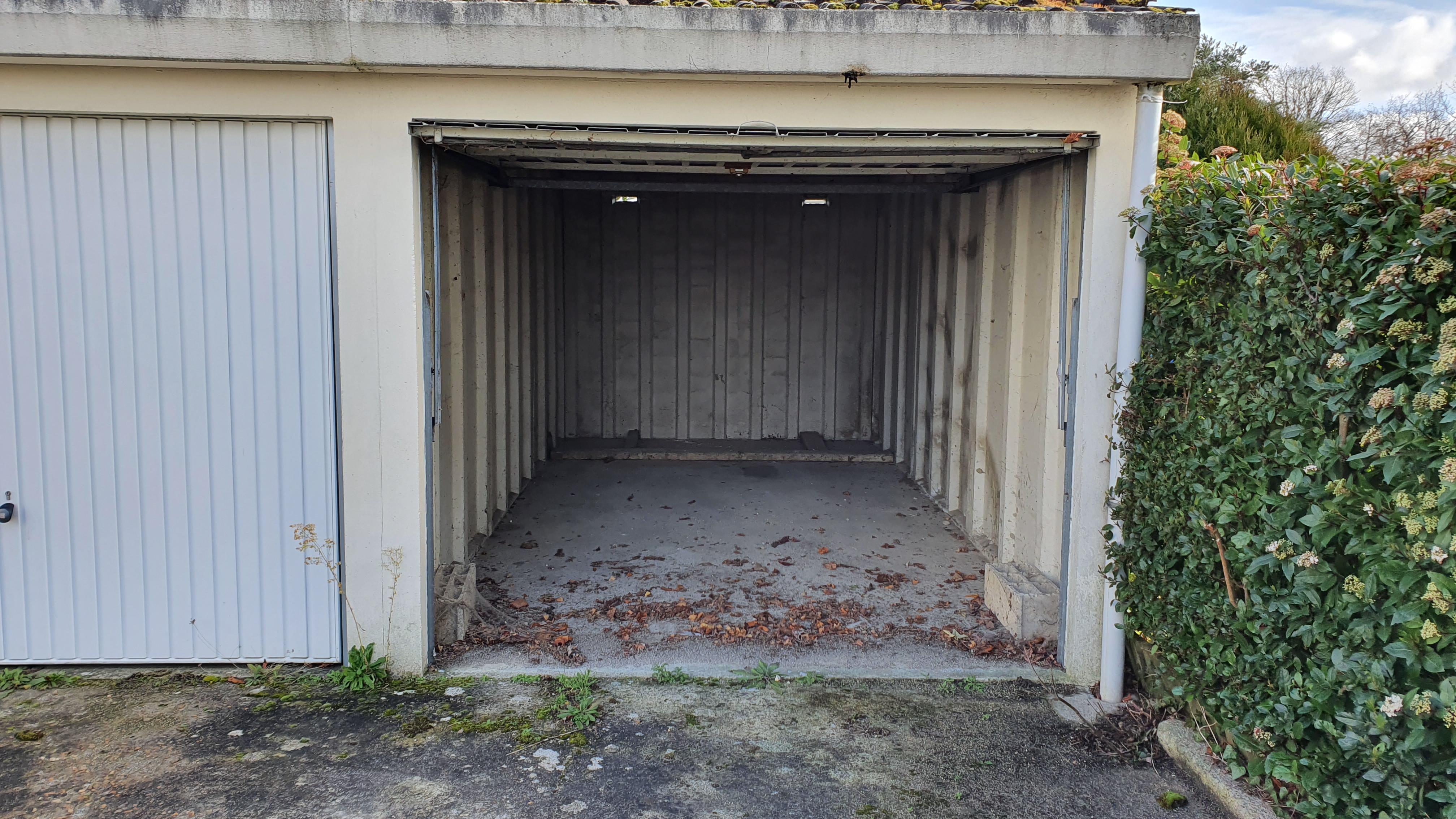 Box fermé 14m² Saint Fargeau stockage ou parking
