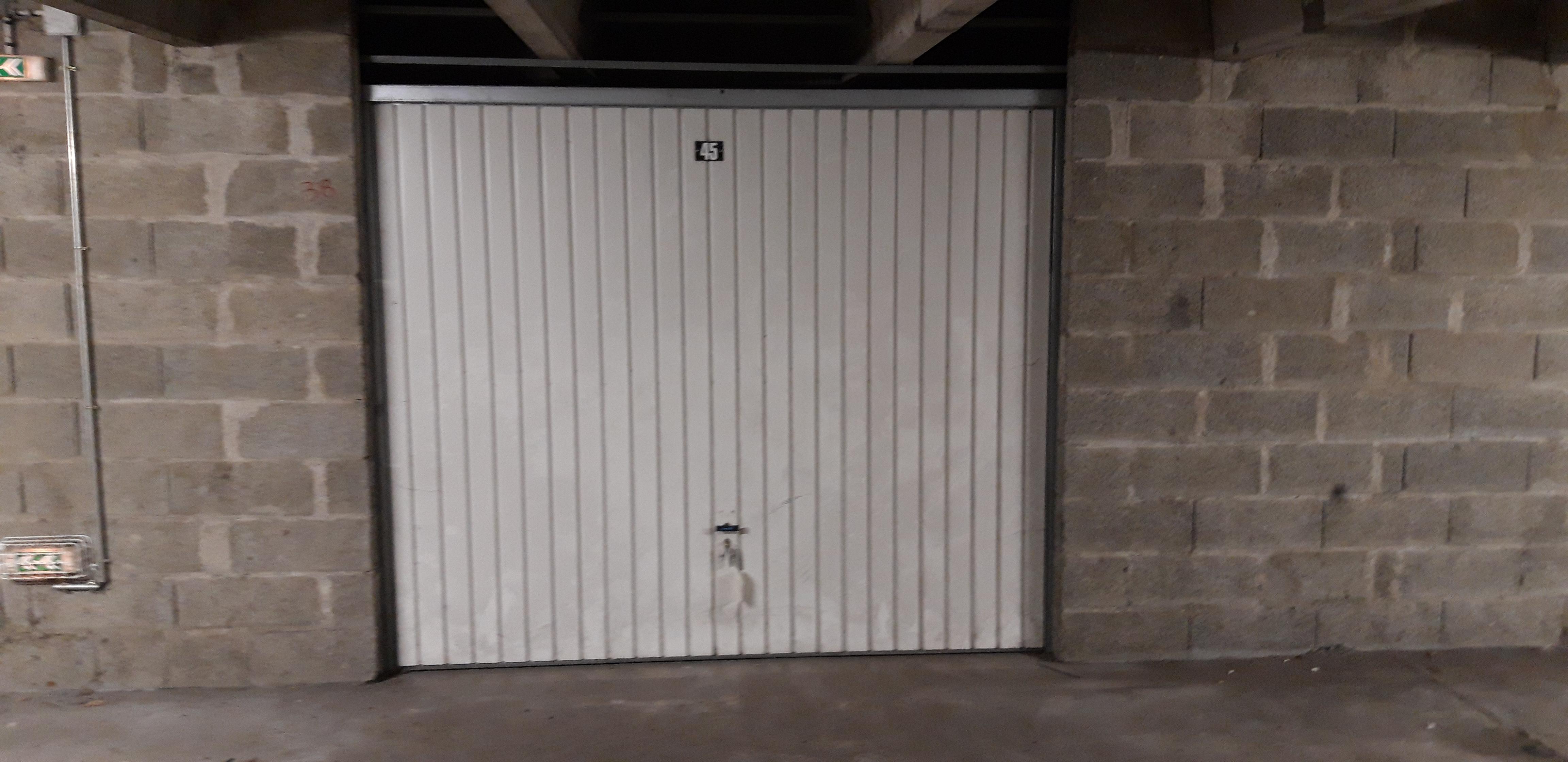 Grand garage fermé à louer