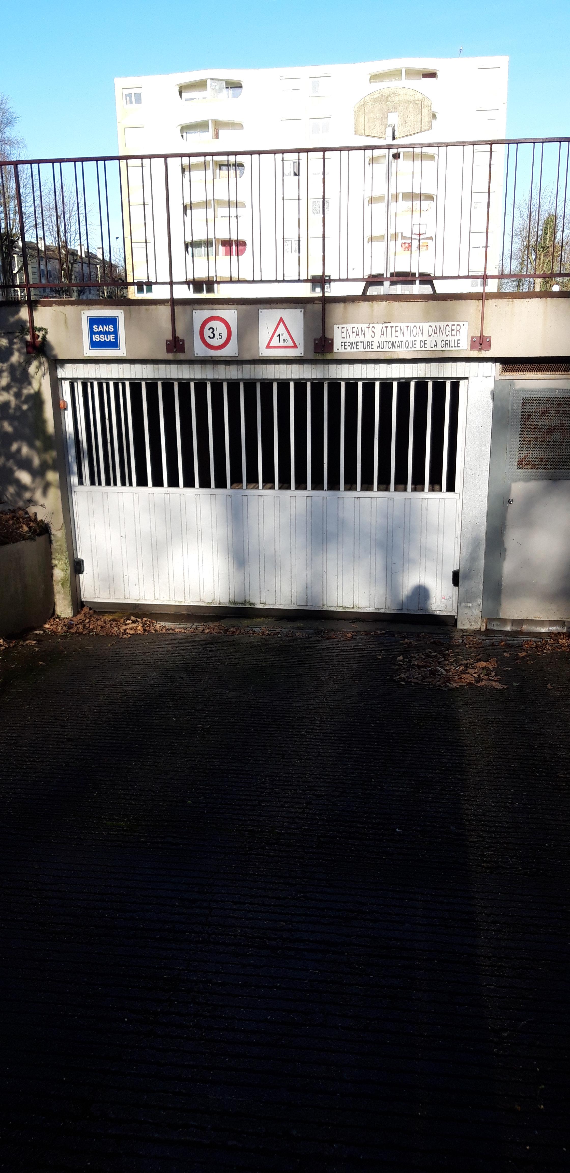 Grand garage fermé à louer