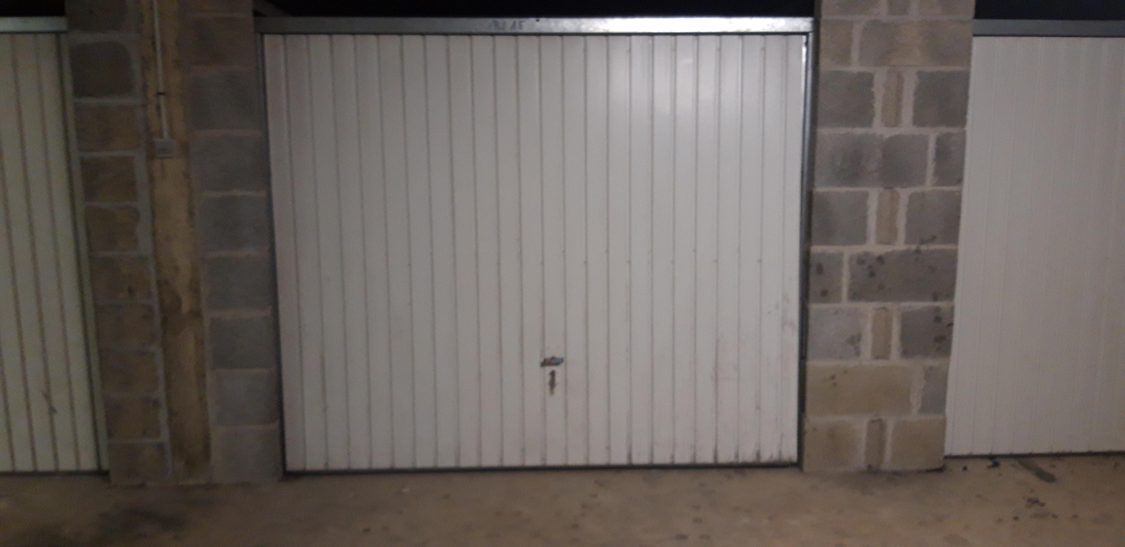 Garage en sous-sol face à la gare