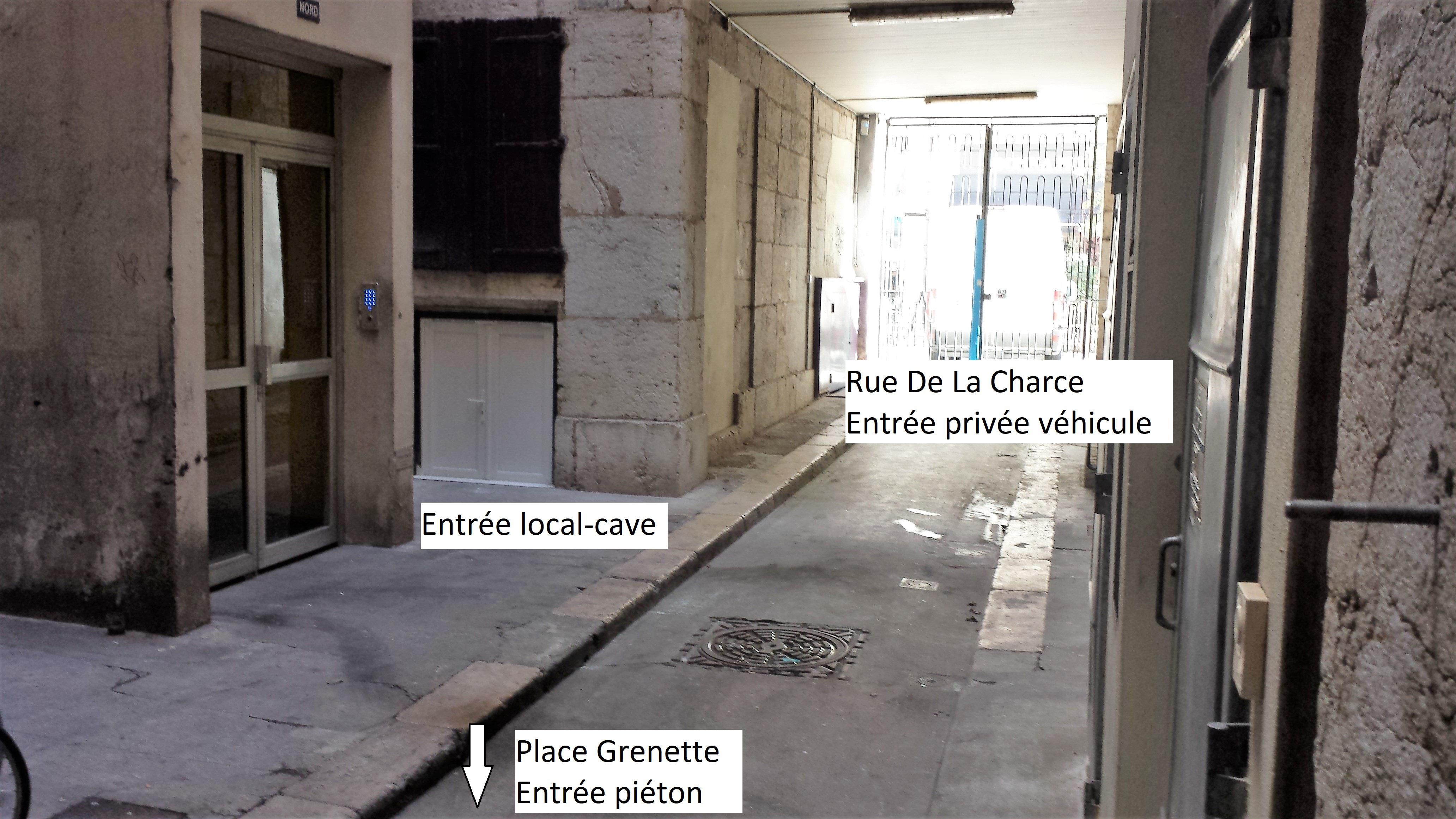 Local-Cave à louer 20 m²– Hypercentre place Grenette,