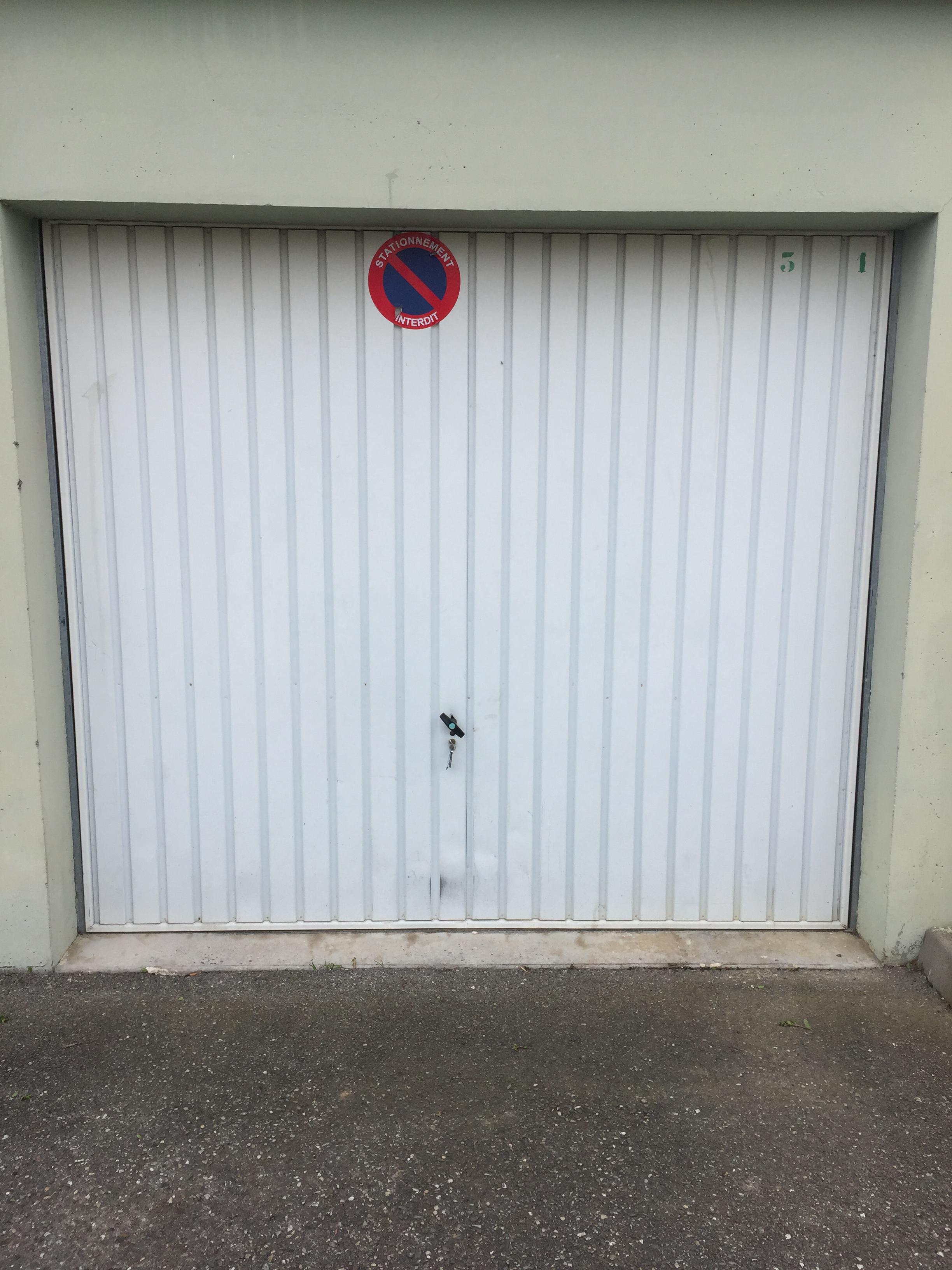 Garage fermé / Parking