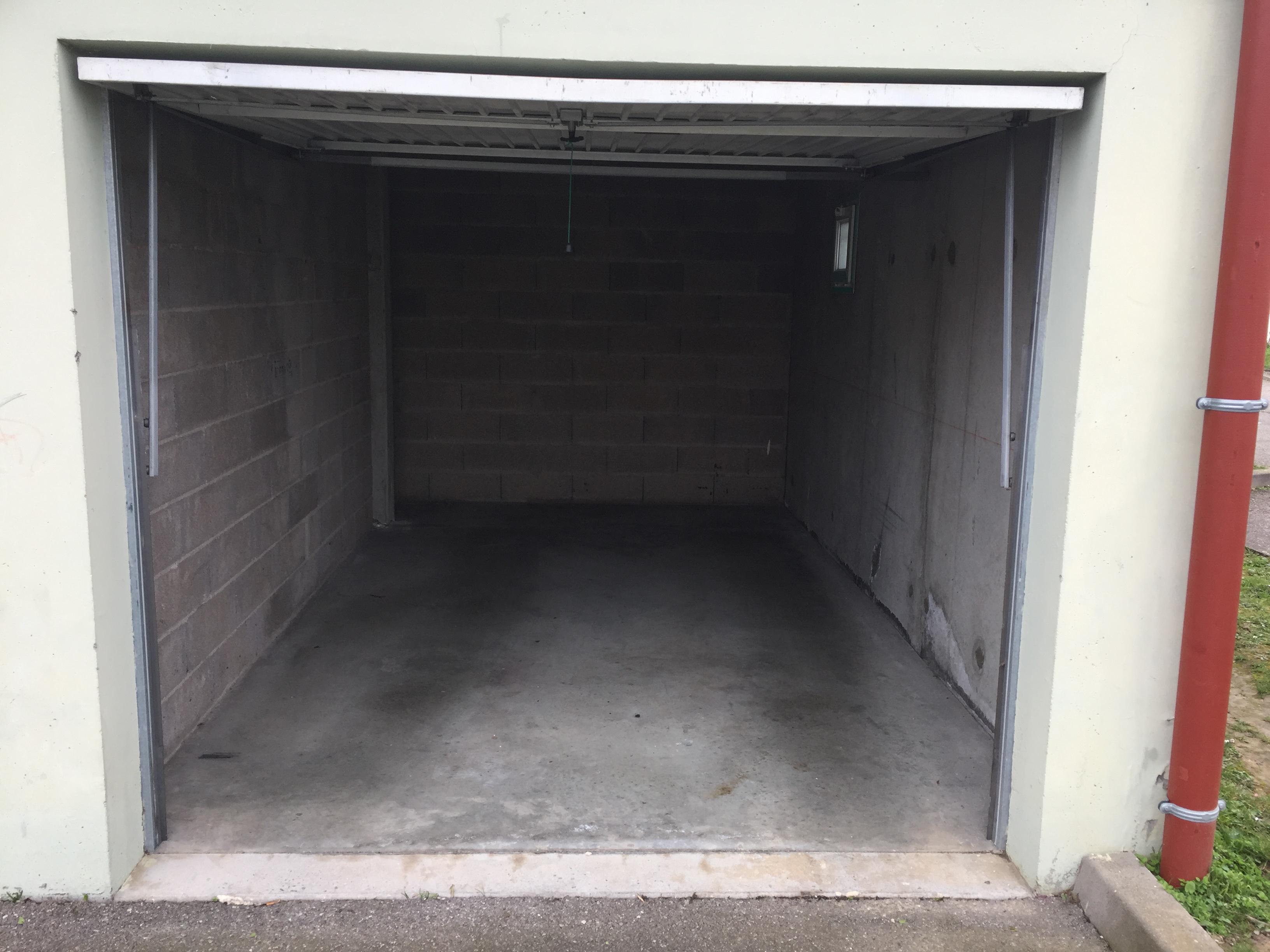 Garage fermé / Parking
