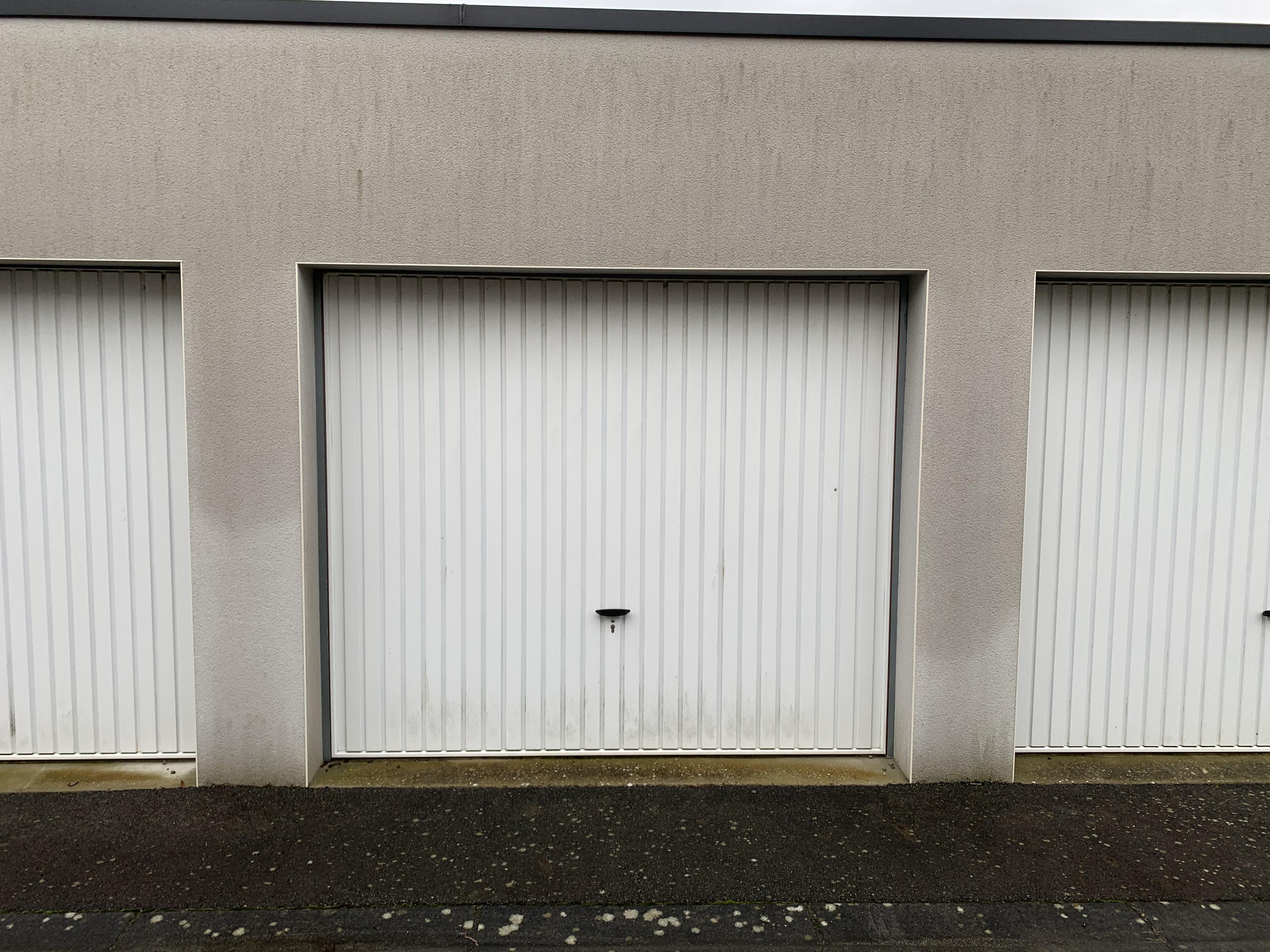 Garage / Parking