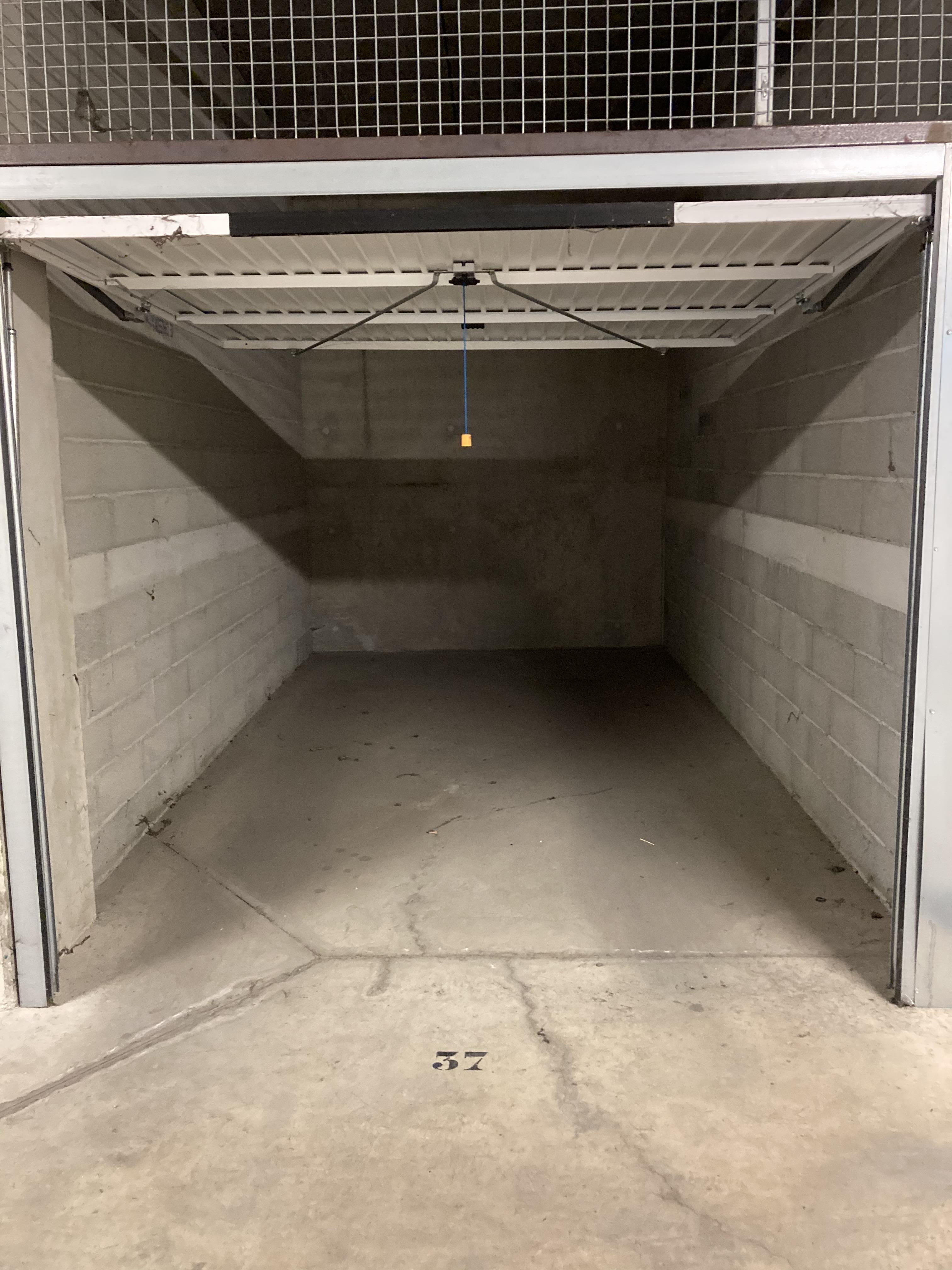 Garage fermé à louer