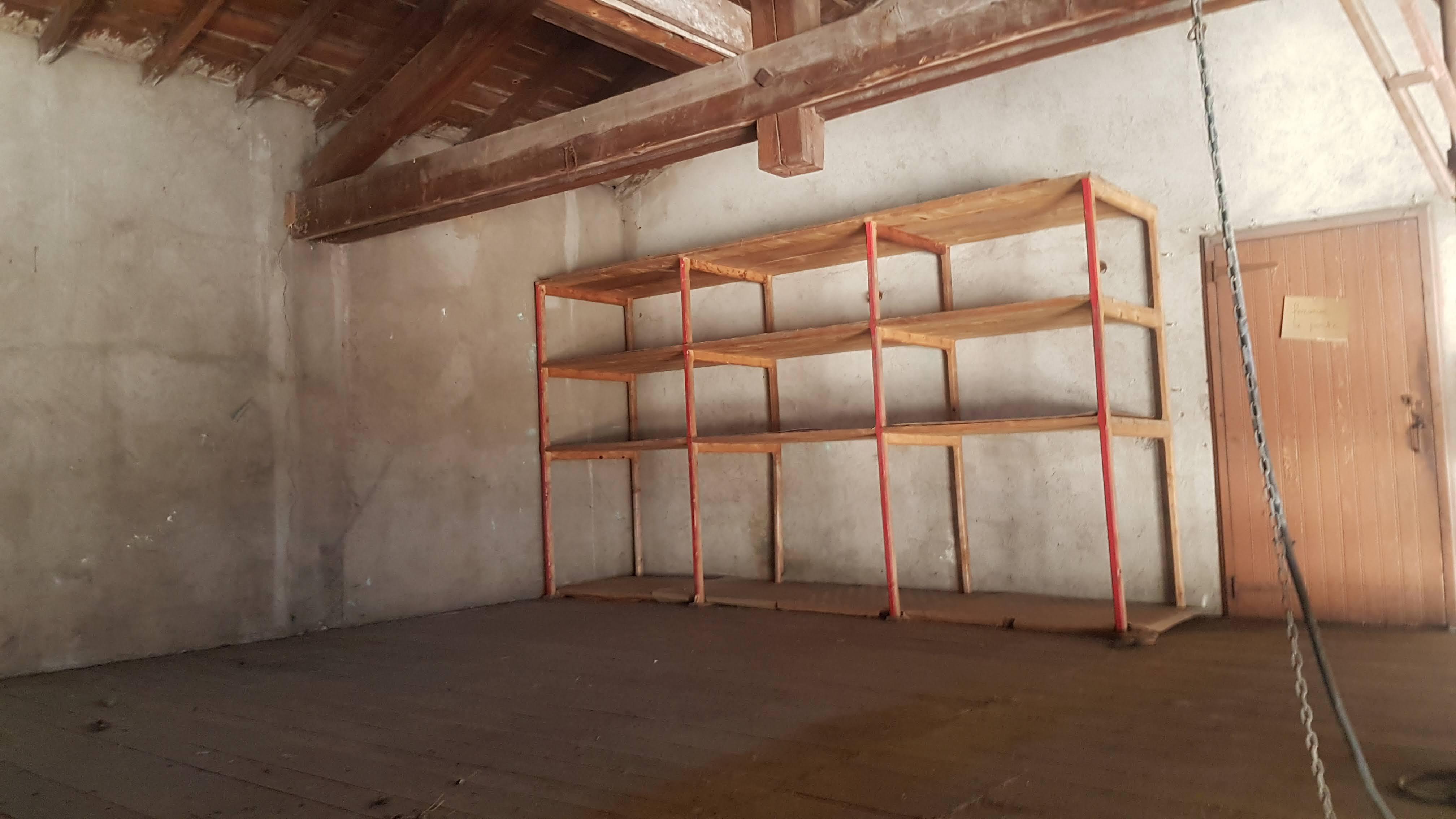 Espace stockage sous toiture à louer